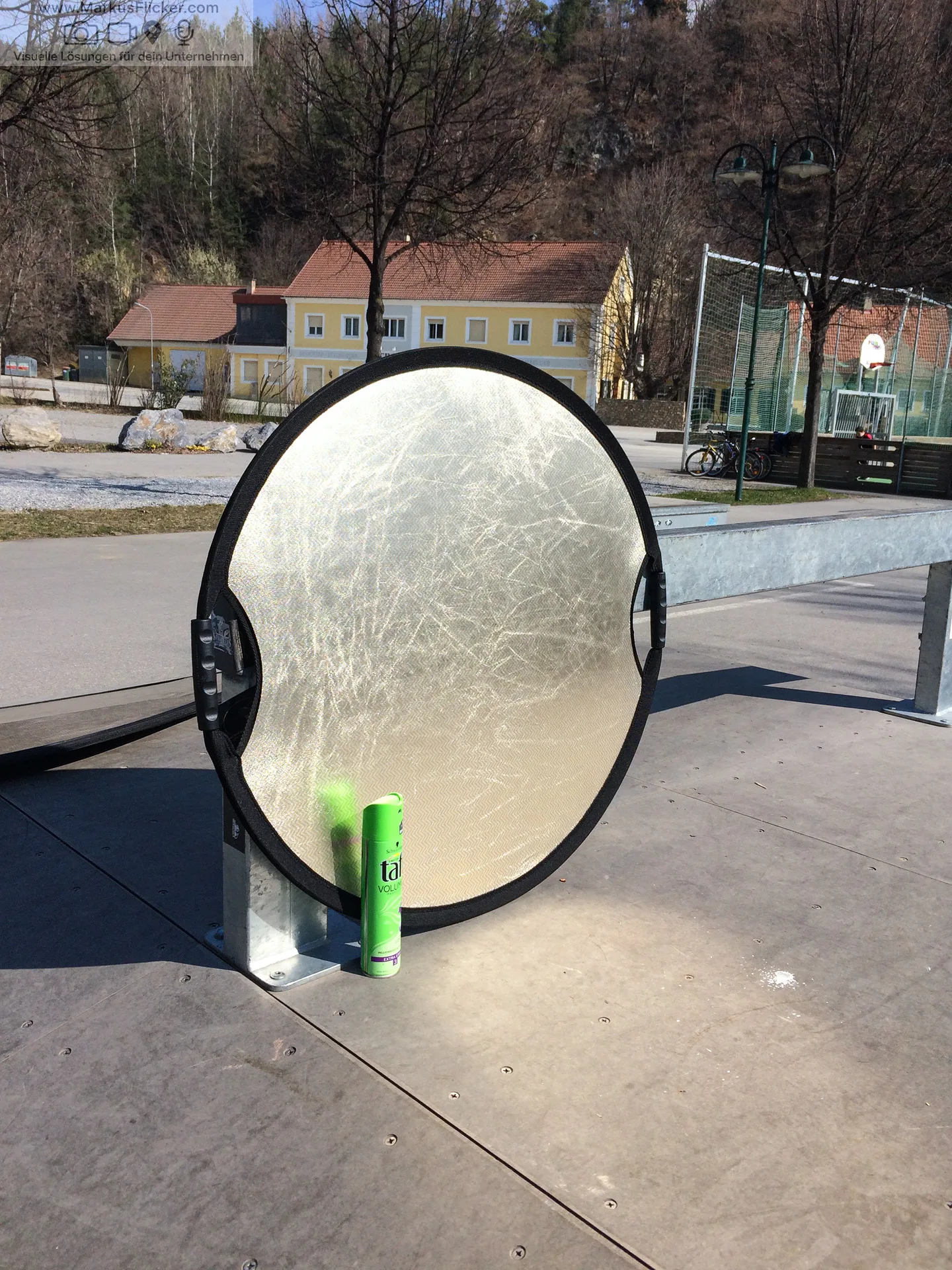 Verwendung von Requisiten in der Porträtfotografie: Techniken, Posing und die gezielte Nutzung von Licht