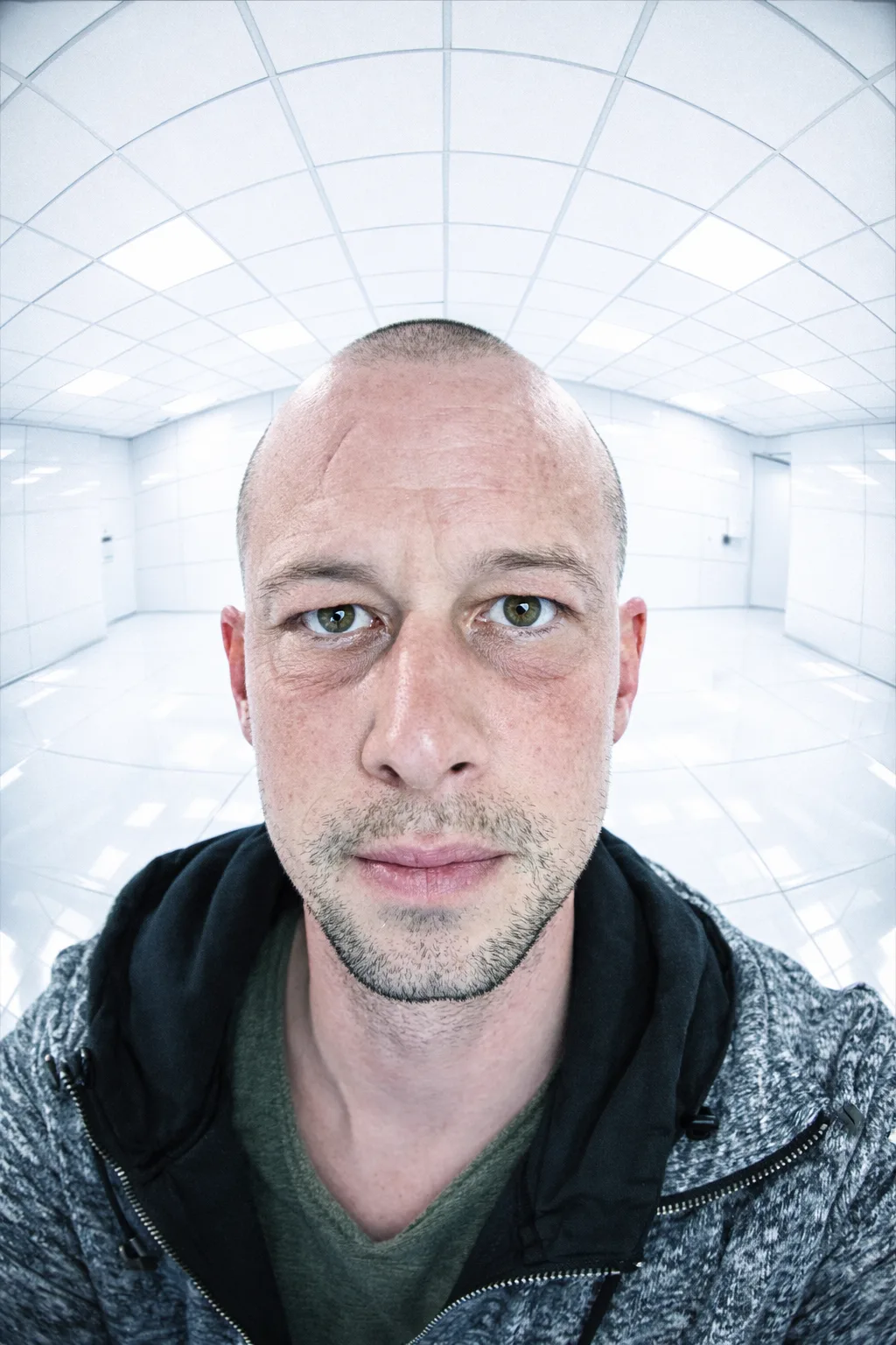 Kontrastreiches, helles futuristisches Porträt