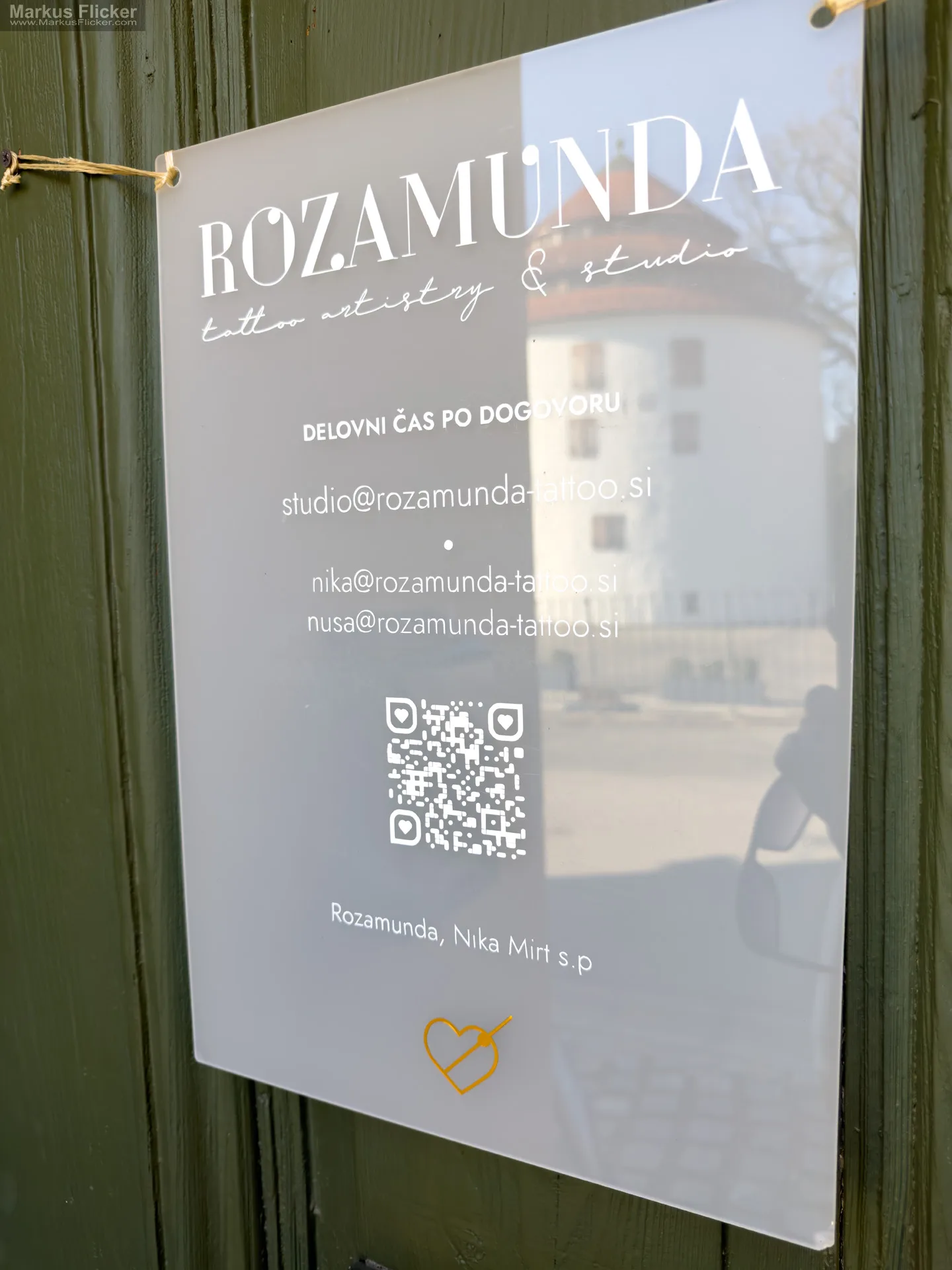 Reisen, Erinnerungen und Tinte unter der Haut: Mein Briefmarken-Tattoo bei Rozamunda Tattoo in Maribor, Slowenien