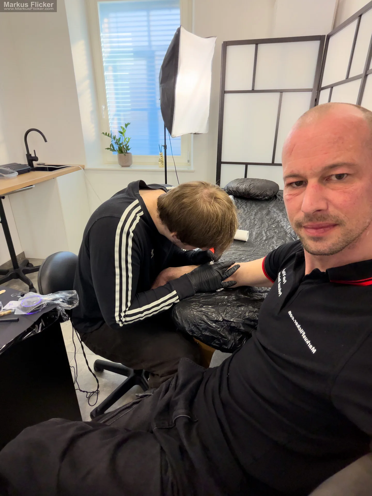 Reisen, Erinnerungen und Tinte unter der Haut: Mein Briefmarken-Tattoo bei Rozamunda Tattoo in Maribor, Slowenien