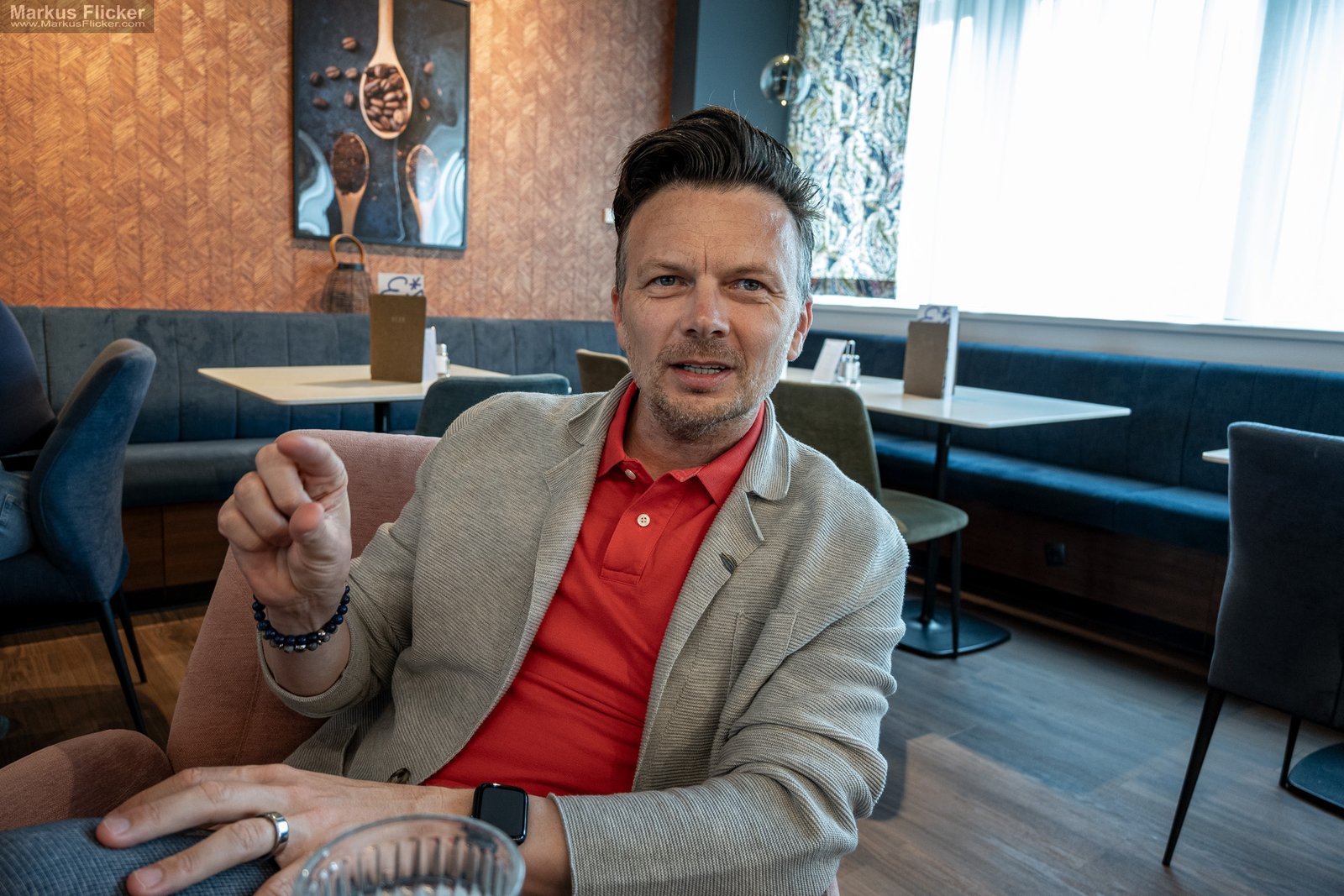 Shootingvorbereitung männliches Model. Als Mann vor der Kamera