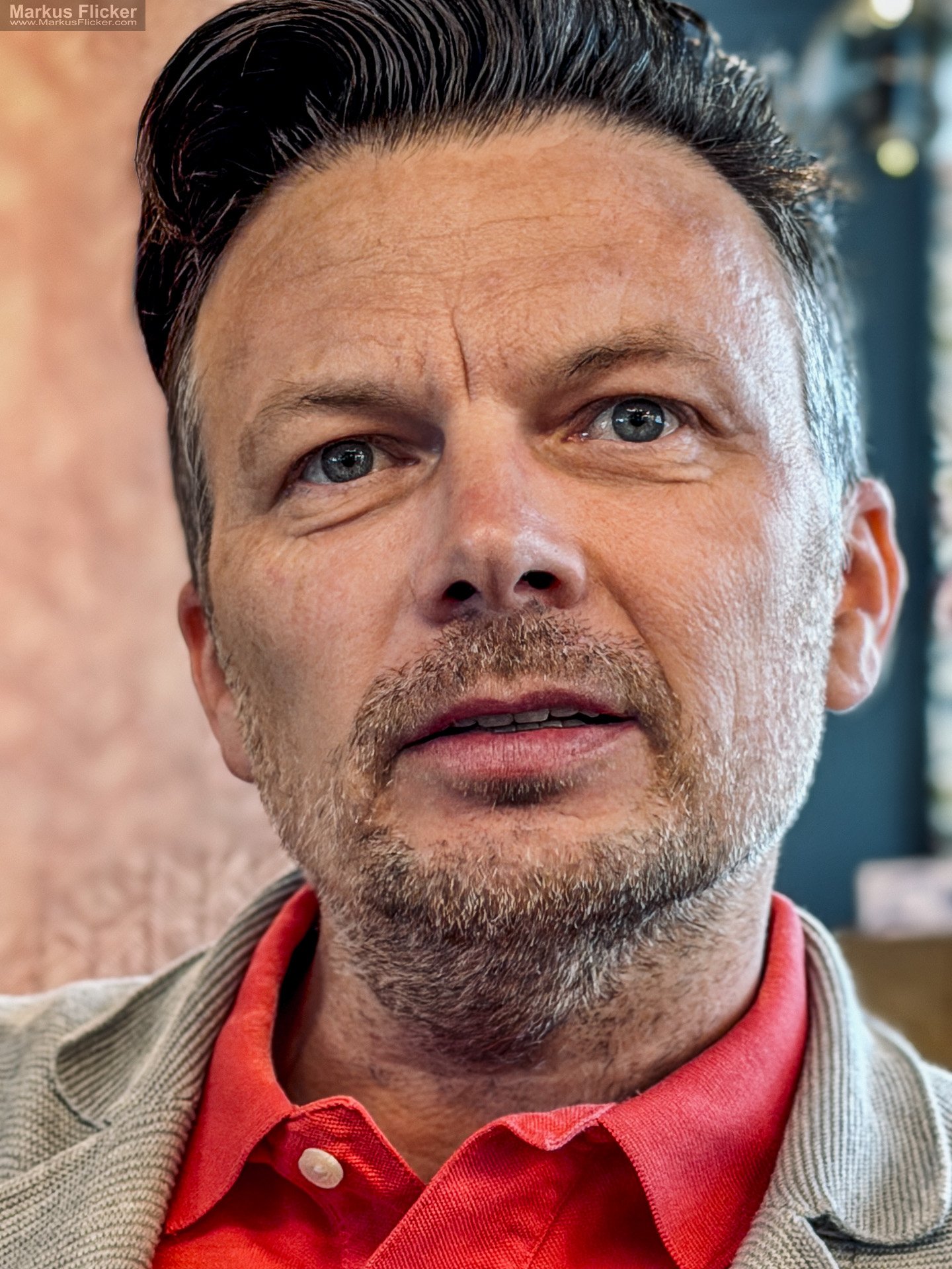Shootingvorbereitung männliches Model. Als Mann vor der Kamera