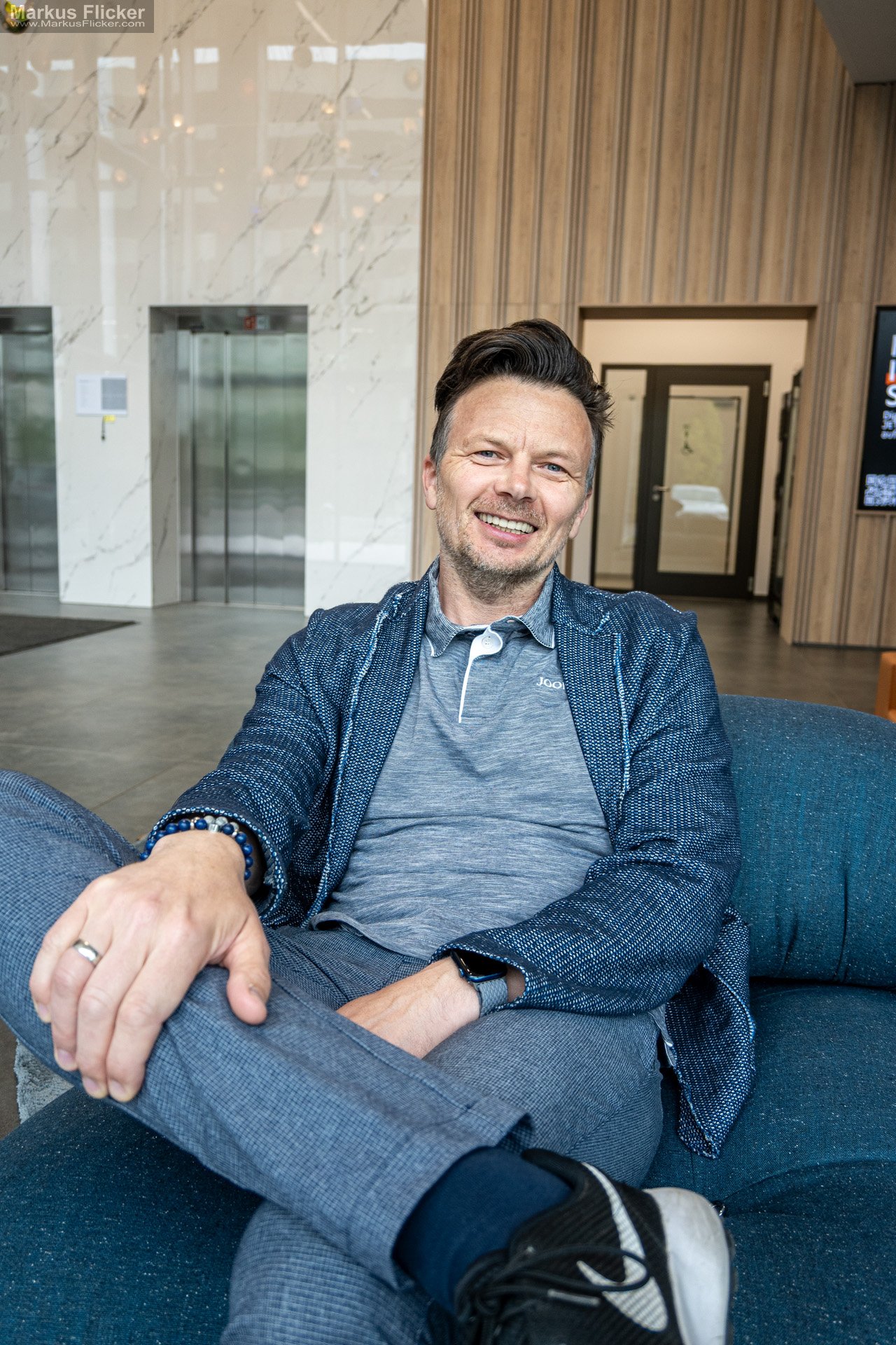 Shootingvorbereitung männliches Model. Als Mann vor der Kamera