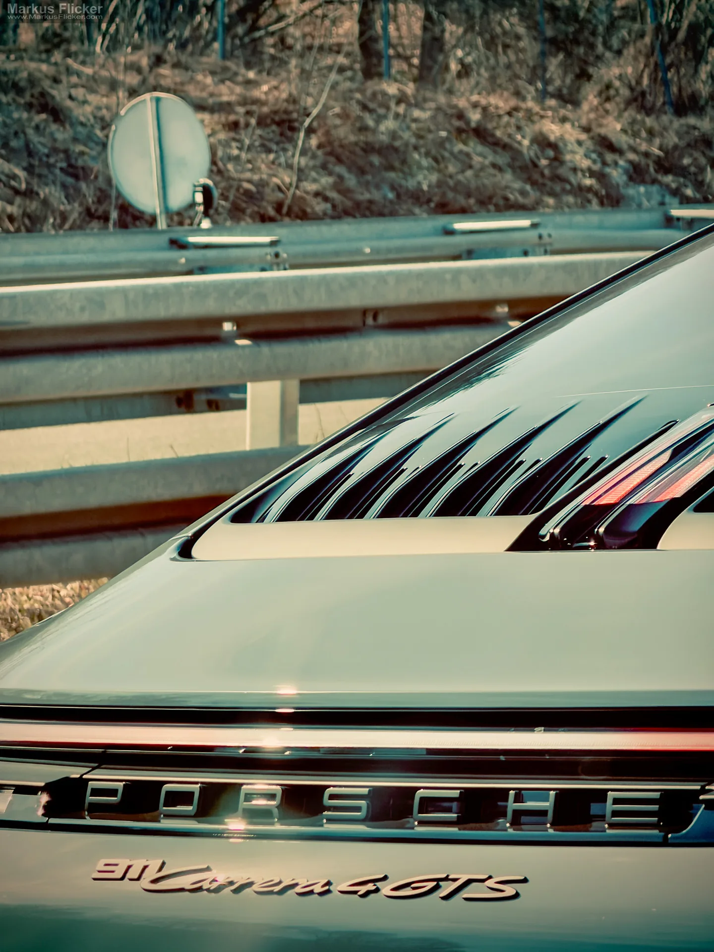 Porsche 911 Carrera 4 GTS Carporn-Fotografie auf der Autobahn: Wie du Geschwindigkeit, Ästhetik und Emotion in starken Bildern einfängst