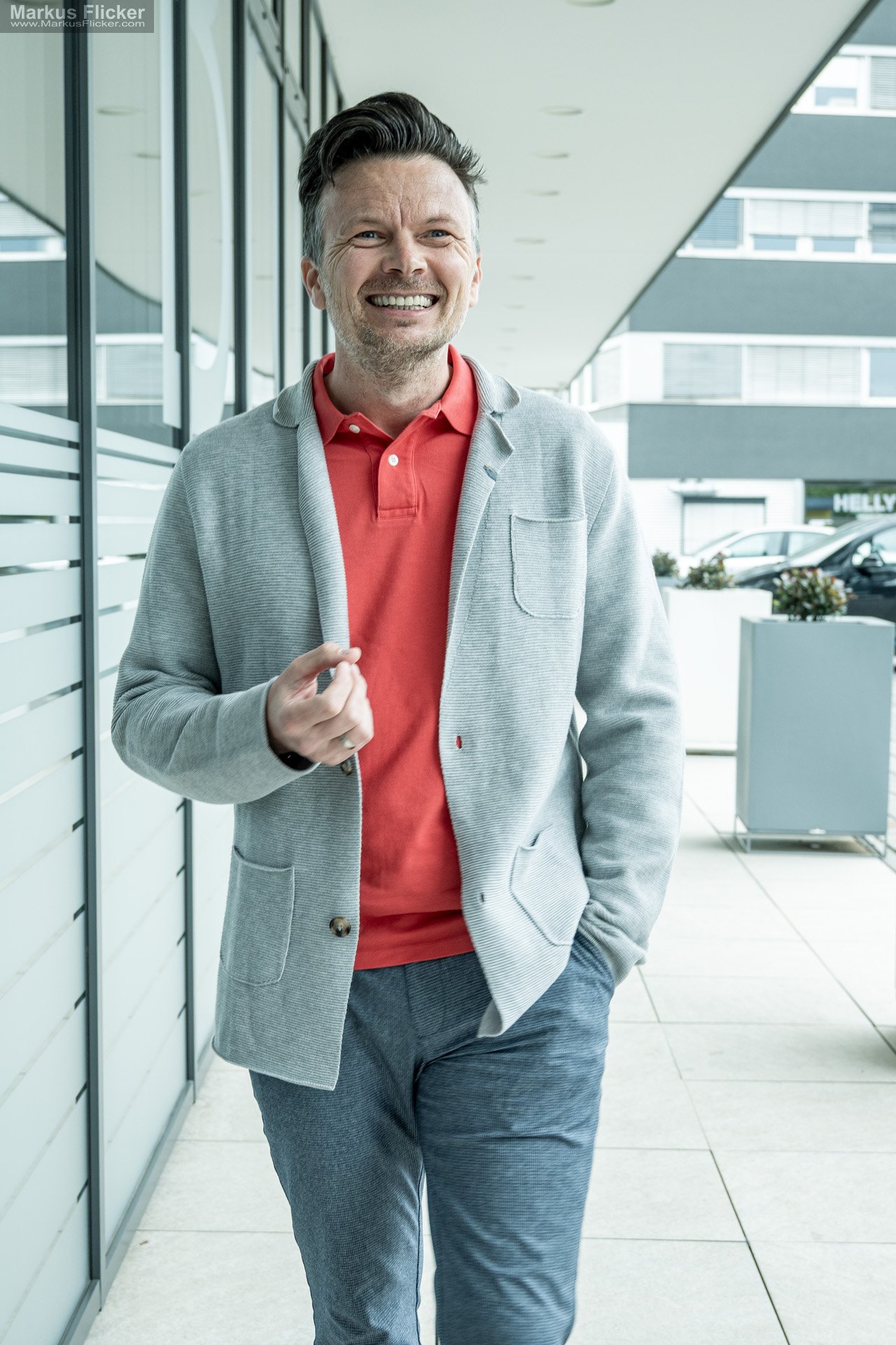 Du betrachtest gerade Business Portrait Markus Spenger im Gewerbepark: Professionelle Businessfotografie mit Glasfront, Persönlichkeit und moderner Markenwirkung