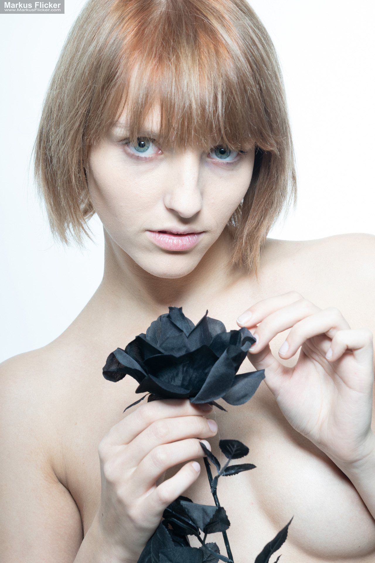 Portraitfotografie mit schwarzer Rose: Wie du mit Licht, Ausdruck und Symbolik starke Bilder erschaffst Portraitfotografie mit schwarzer Rose: Wie du mit Licht, Ausdruck und Symbolik starke Bilder erschaffst