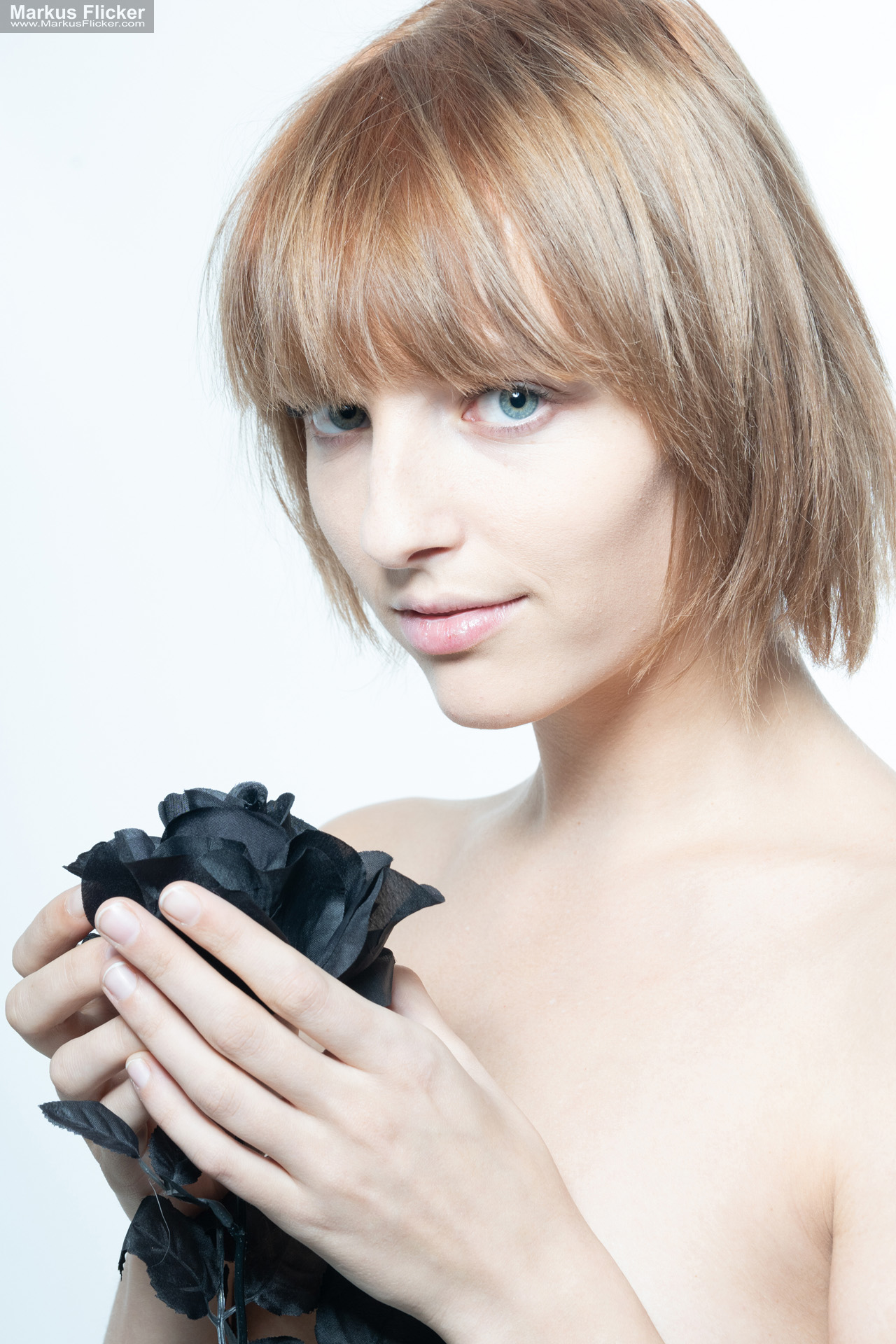 Portraitfotografie mit schwarzer Rose: Wie du mit Licht, Ausdruck und Symbolik starke Bilder erschaffst Portraitfotografie mit schwarzer Rose: Wie du mit Licht, Ausdruck und Symbolik starke Bilder erschaffst