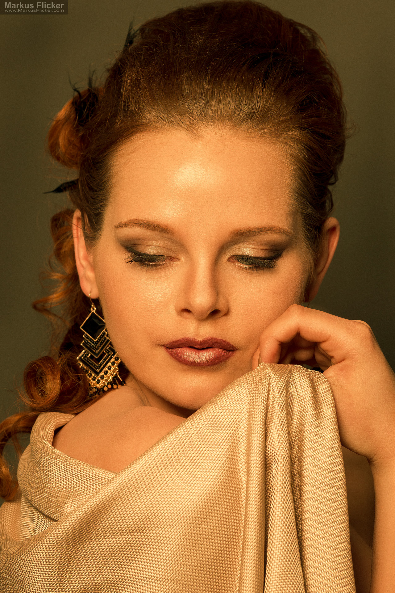 Goldenes Portrait im Fotostudio: Schmuck, Make-up und Detailretusche bis zum letzten Haar