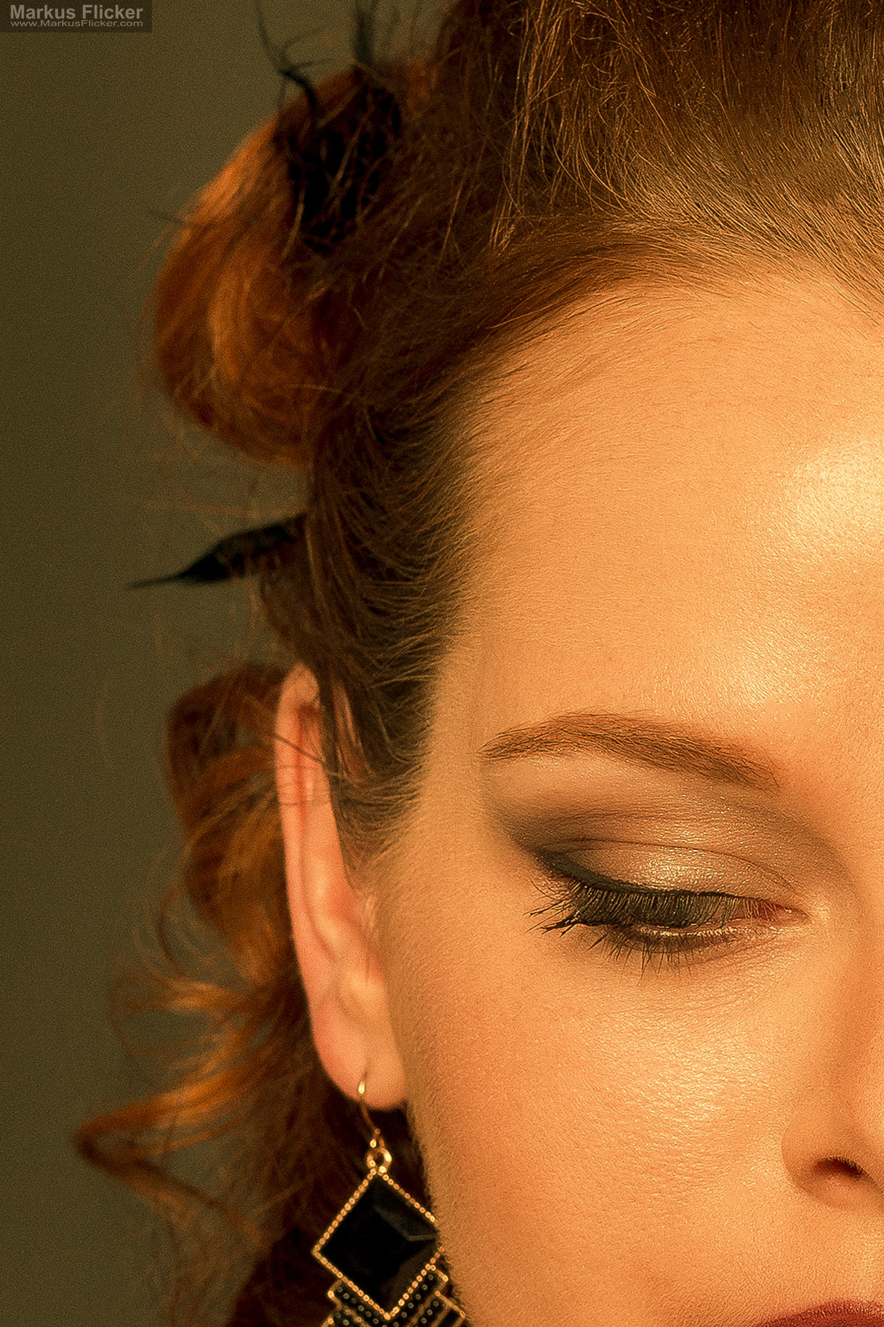 Goldenes Portrait im Fotostudio: Schmuck, Make-up und Detailretusche bis zum letzten Haar