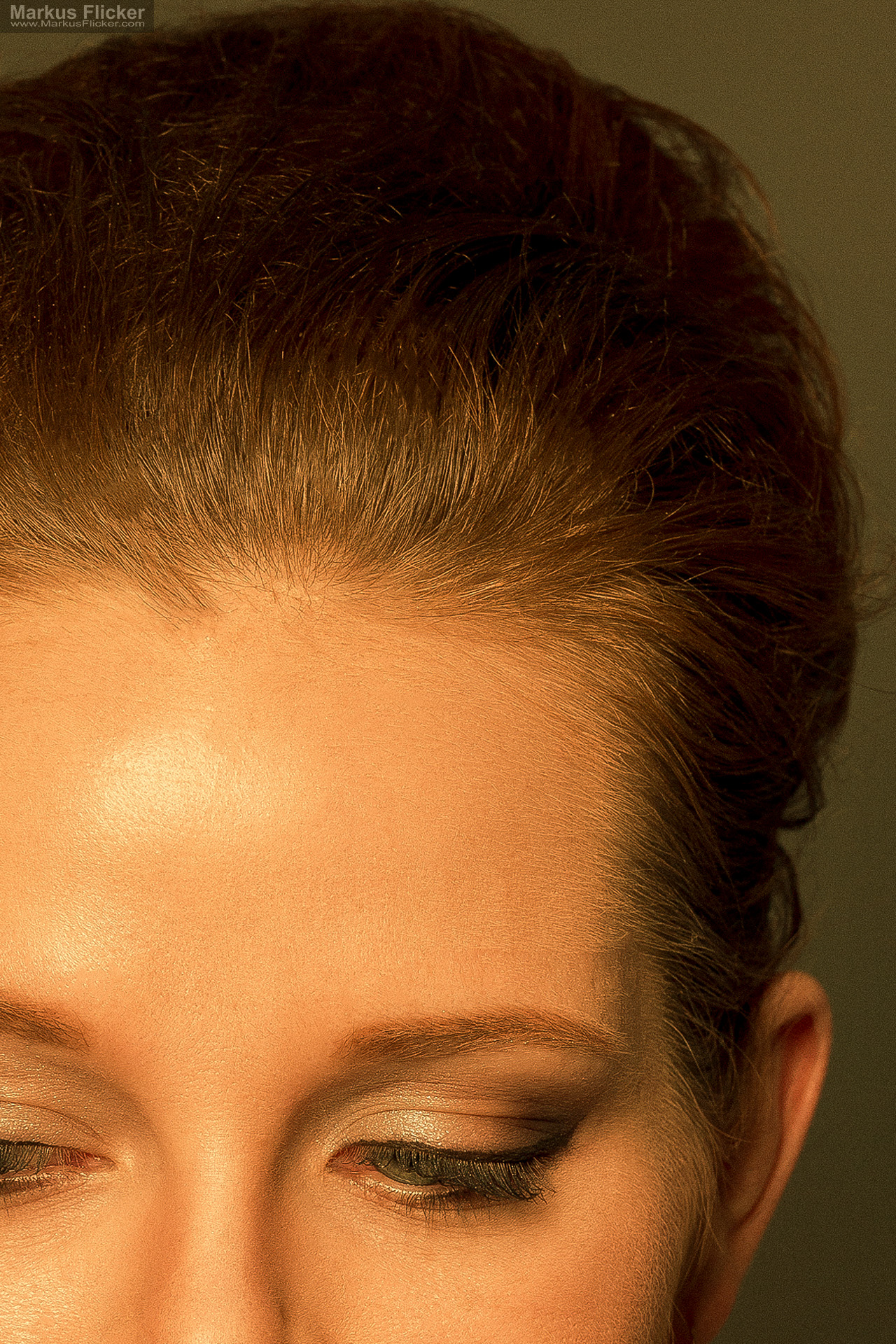 Goldenes Portrait im Fotostudio: Schmuck, Make-up und Detailretusche bis zum letzten Haar