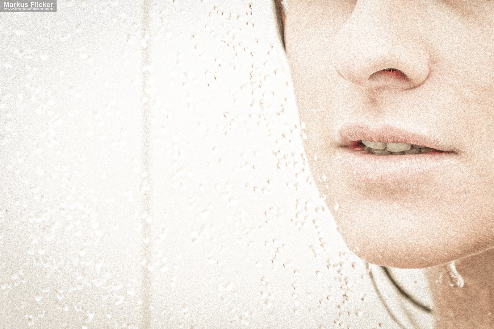 Weibliches Model nackt unter der Dusche fotografieren: Sinnlichkeit, Wasser, Haut und Vertrauen im kreativen Fotoshooting