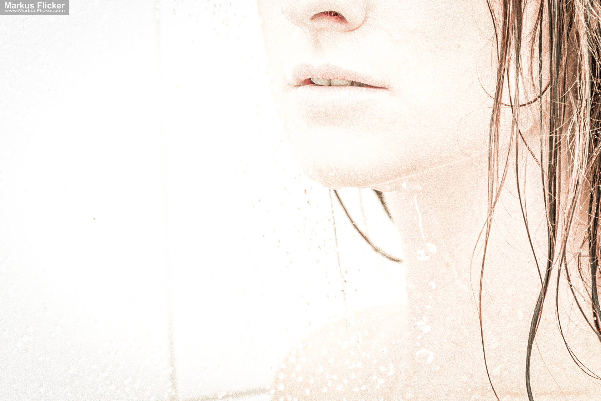 Weibliches Model nackt unter der Dusche fotografieren: Sinnlichkeit, Wasser, Haut und Vertrauen im kreativen Fotoshooting