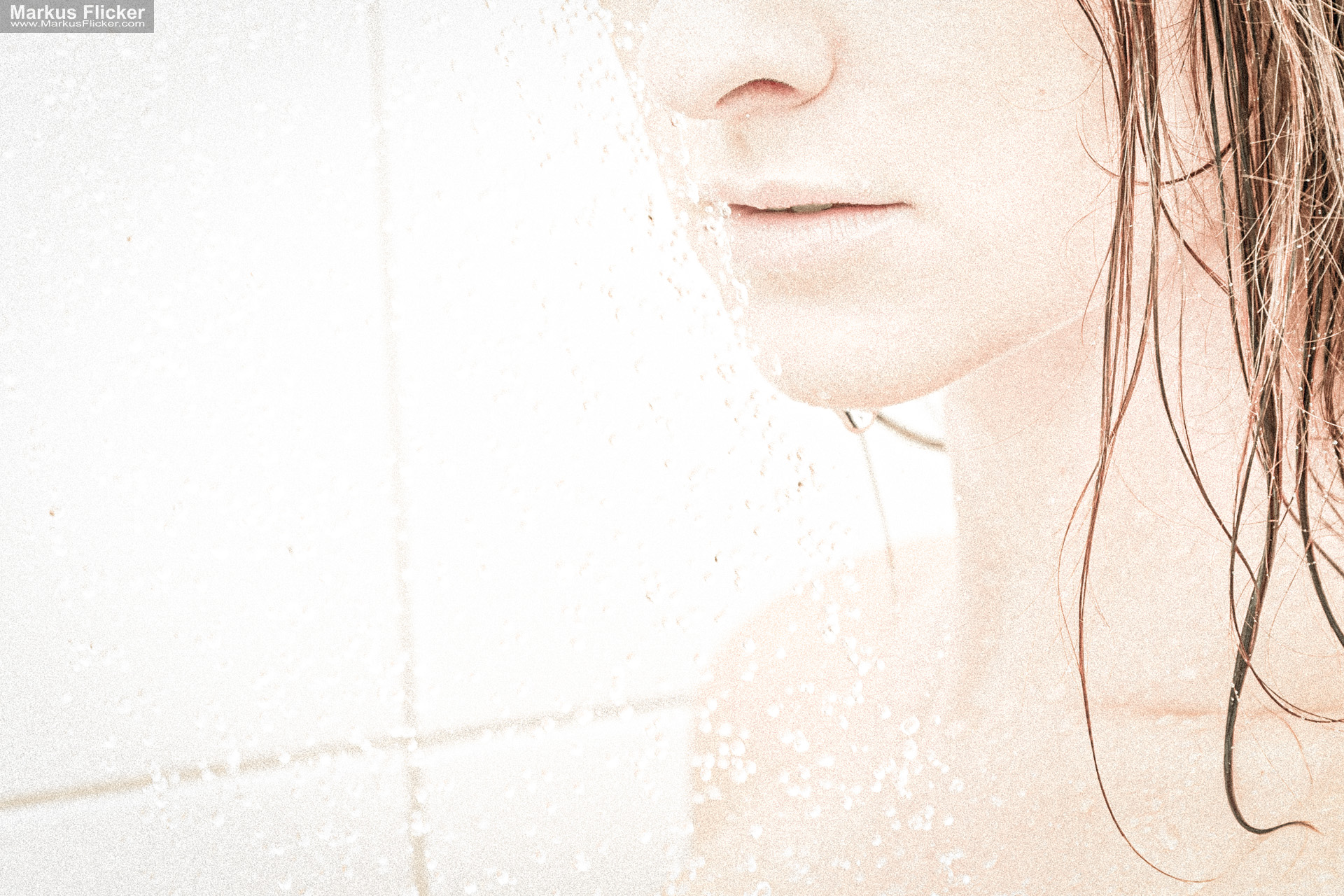 Weibliches Model nackt unter der Dusche fotografieren: Sinnlichkeit, Wasser, Haut und Vertrauen im kreativen Fotoshooting
