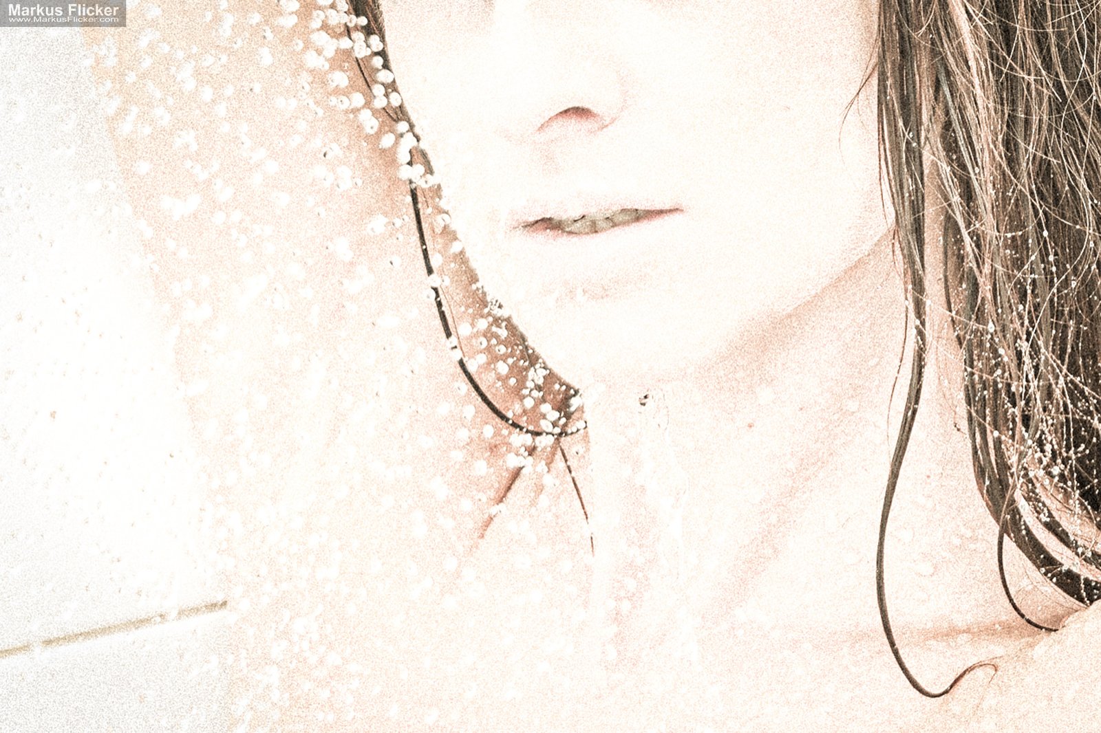 Weibliches Model nackt unter der Dusche fotografieren: Sinnlichkeit, Wasser, Haut und Vertrauen im kreativen Fotoshooting