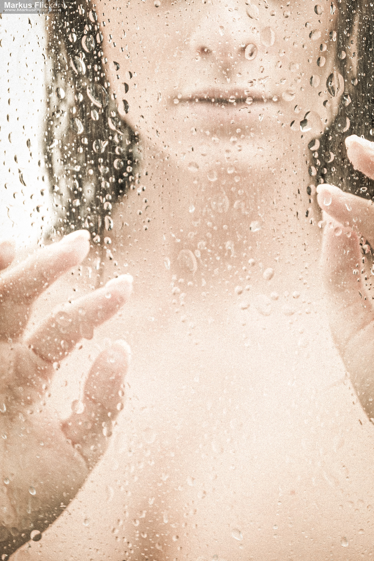 Weibliches Model nackt unter der Dusche fotografieren: Sinnlichkeit, Wasser, Haut und Vertrauen im kreativen Fotoshooting