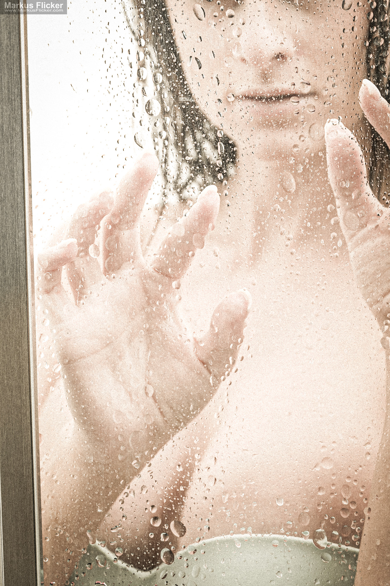 Weibliches Model nackt unter der Dusche fotografieren: Sinnlichkeit, Wasser, Haut und Vertrauen im kreativen Fotoshooting