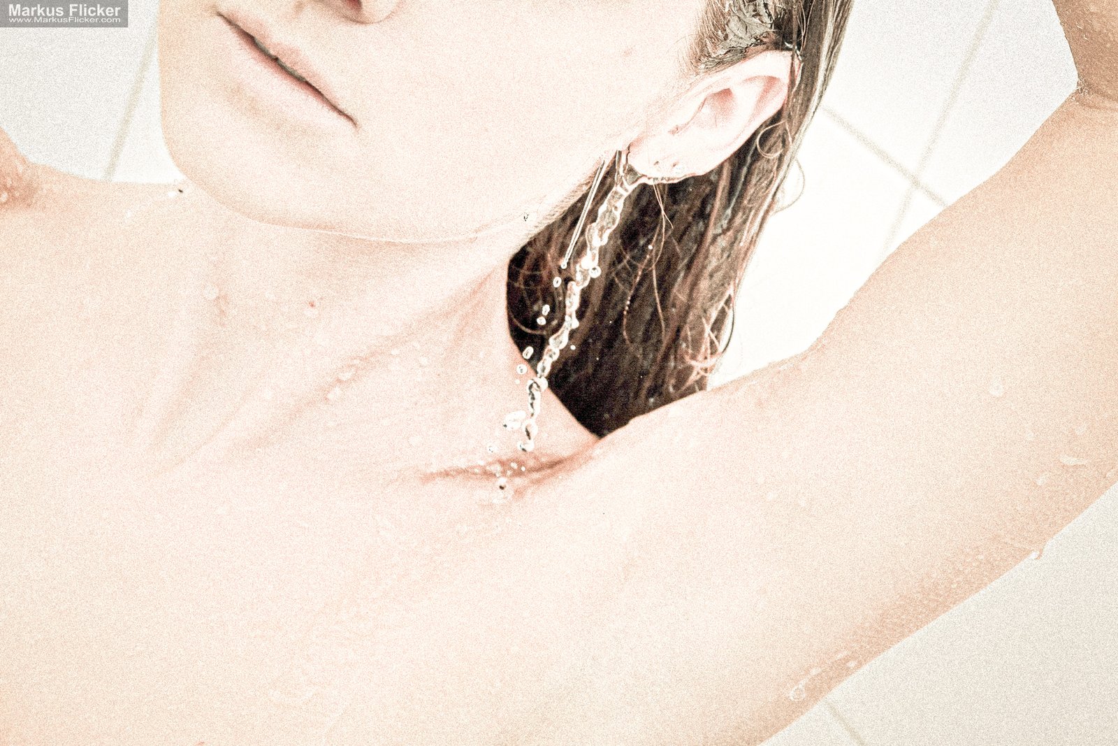 Weibliches Model nackt unter der Dusche fotografieren: Sinnlichkeit, Wasser, Haut und Vertrauen im kreativen Fotoshooting