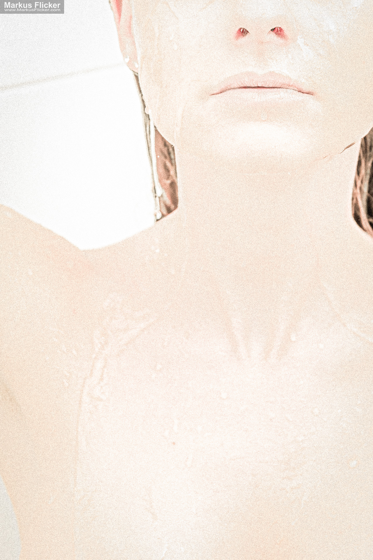 Weibliches Model nackt unter der Dusche fotografieren: Sinnlichkeit, Wasser, Haut und Vertrauen im kreativen Fotoshooting