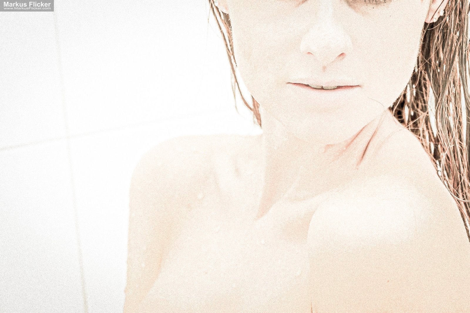 Weibliches Model nackt unter der Dusche fotografieren: Sinnlichkeit, Wasser, Haut und Vertrauen im kreativen Fotoshooting