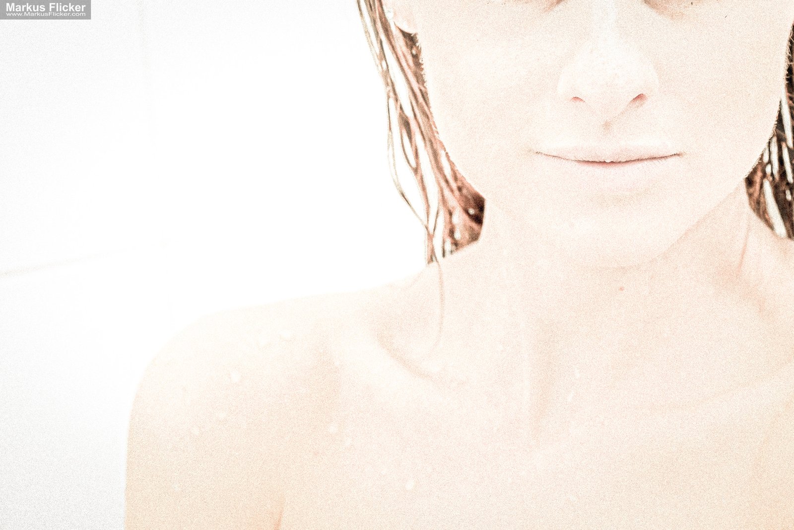 Weibliches Model nackt unter der Dusche fotografieren: Sinnlichkeit, Wasser, Haut und Vertrauen im kreativen Fotoshooting