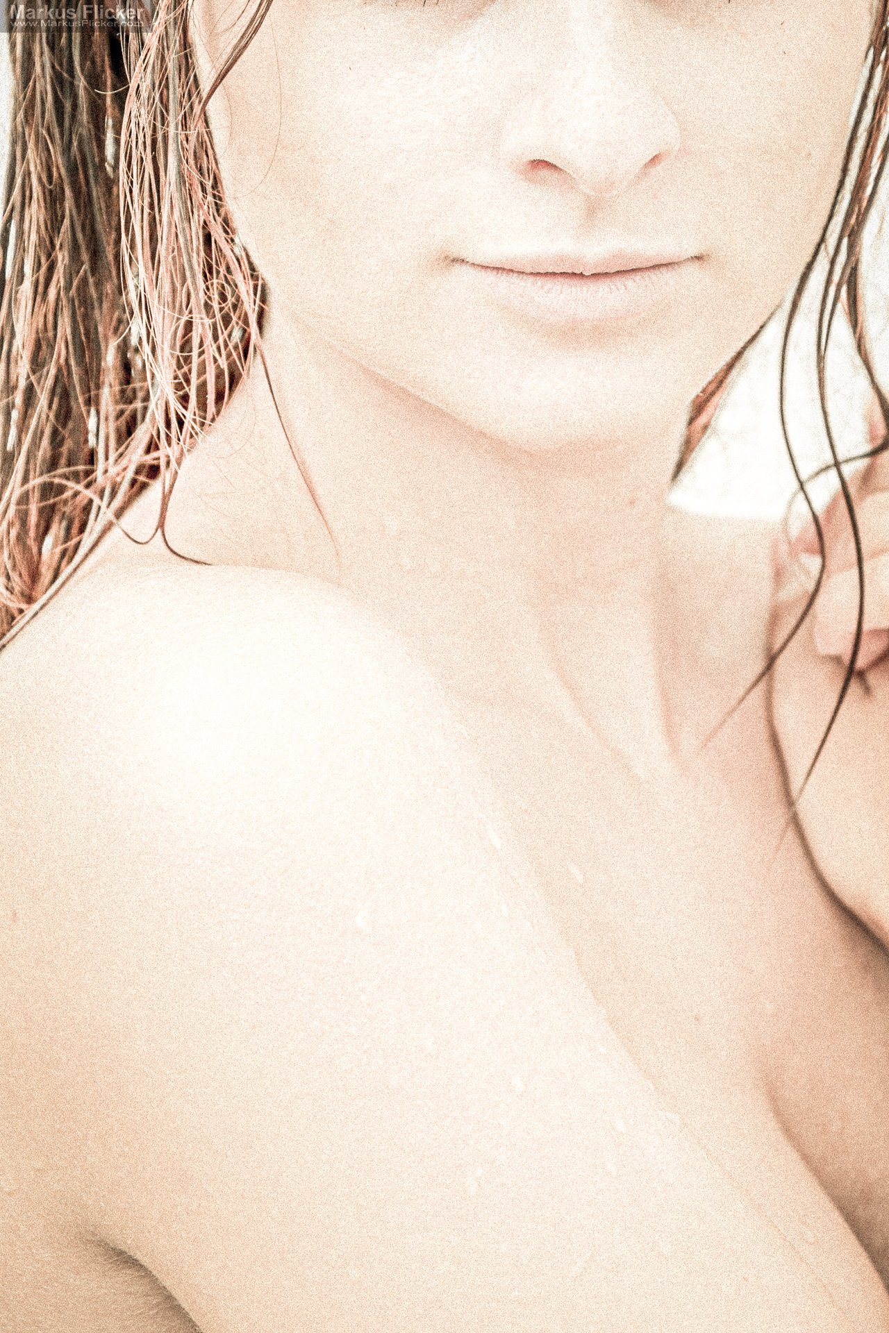 Weibliches Model nackt unter der Dusche fotografieren: Sinnlichkeit, Wasser, Haut und Vertrauen im kreativen Fotoshooting