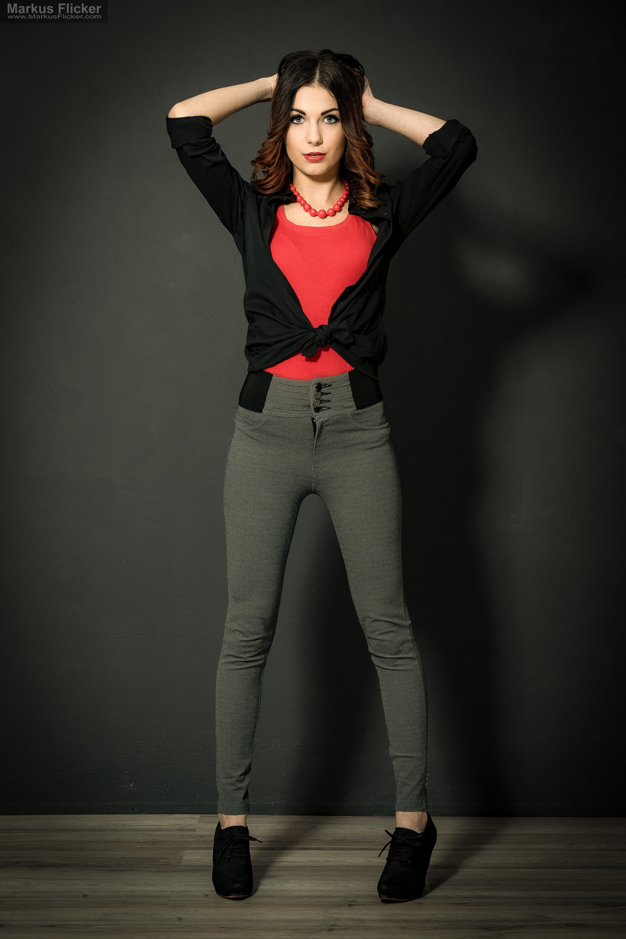 Fashion Portrait Fotografie im Studio – kreatives Model Posing mit rotem Outfit vor dunklem Hintergrund Fashion Portrait Fotografie im Studio – kreatives Model Posing mit rotem Outfit vor dunklem Hintergrund