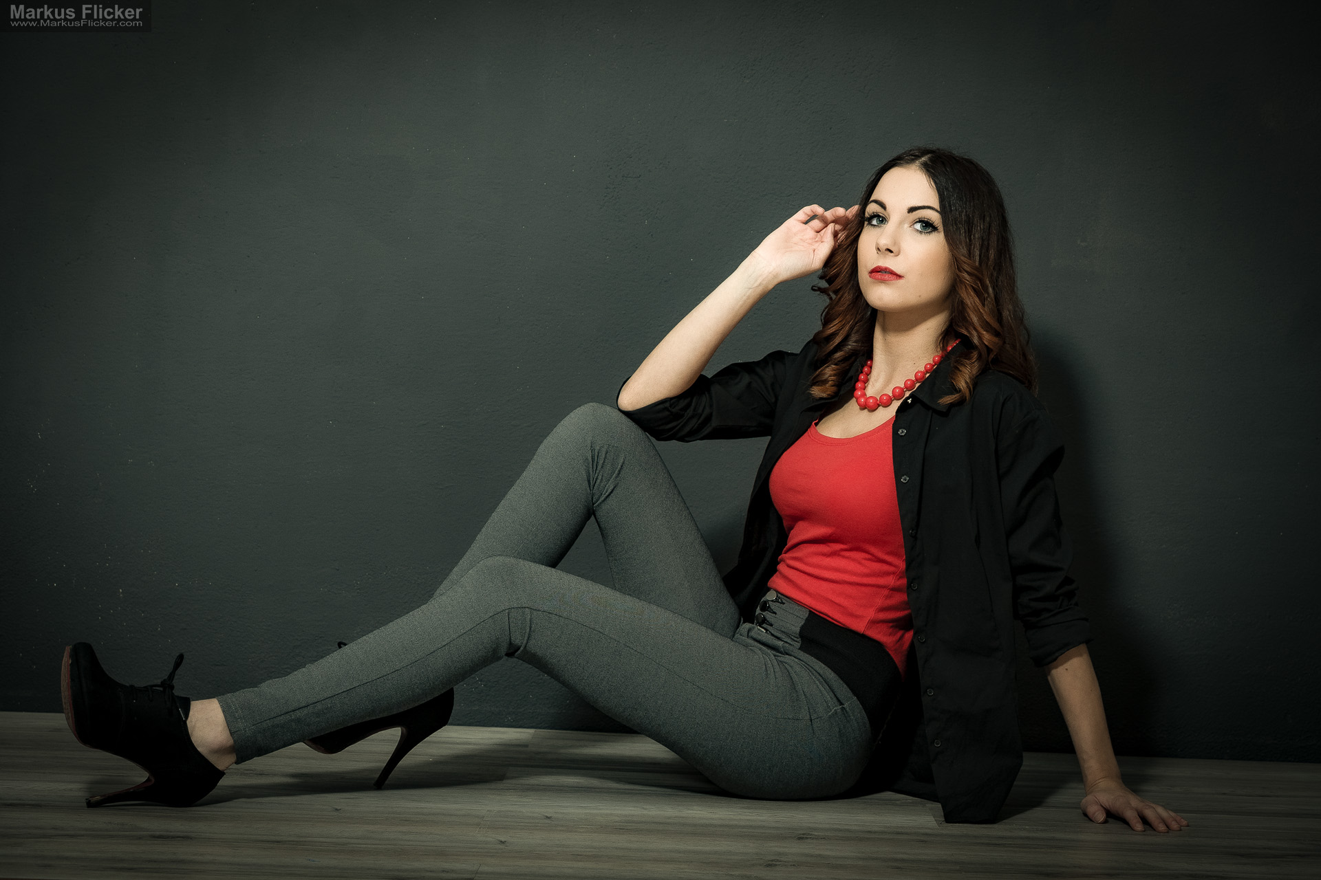 Fashion Portrait Fotografie im Studio – kreatives Model Posing mit rotem Outfit vor dunklem Hintergrund Fashion Portrait Fotografie im Studio – kreatives Model Posing mit rotem Outfit vor dunklem Hintergrund
