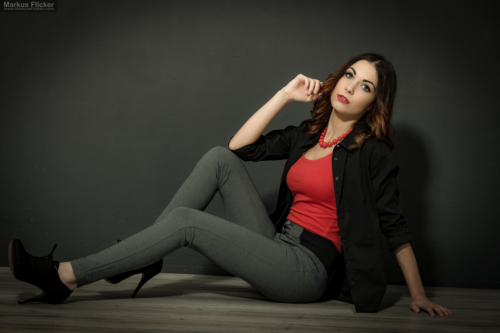 Fashion Portrait Fotografie im Studio – kreatives Model Posing mit rotem Outfit vor dunklem Hintergrund Fashion Portrait Fotografie im Studio – kreatives Model Posing mit rotem Outfit vor dunklem Hintergrund