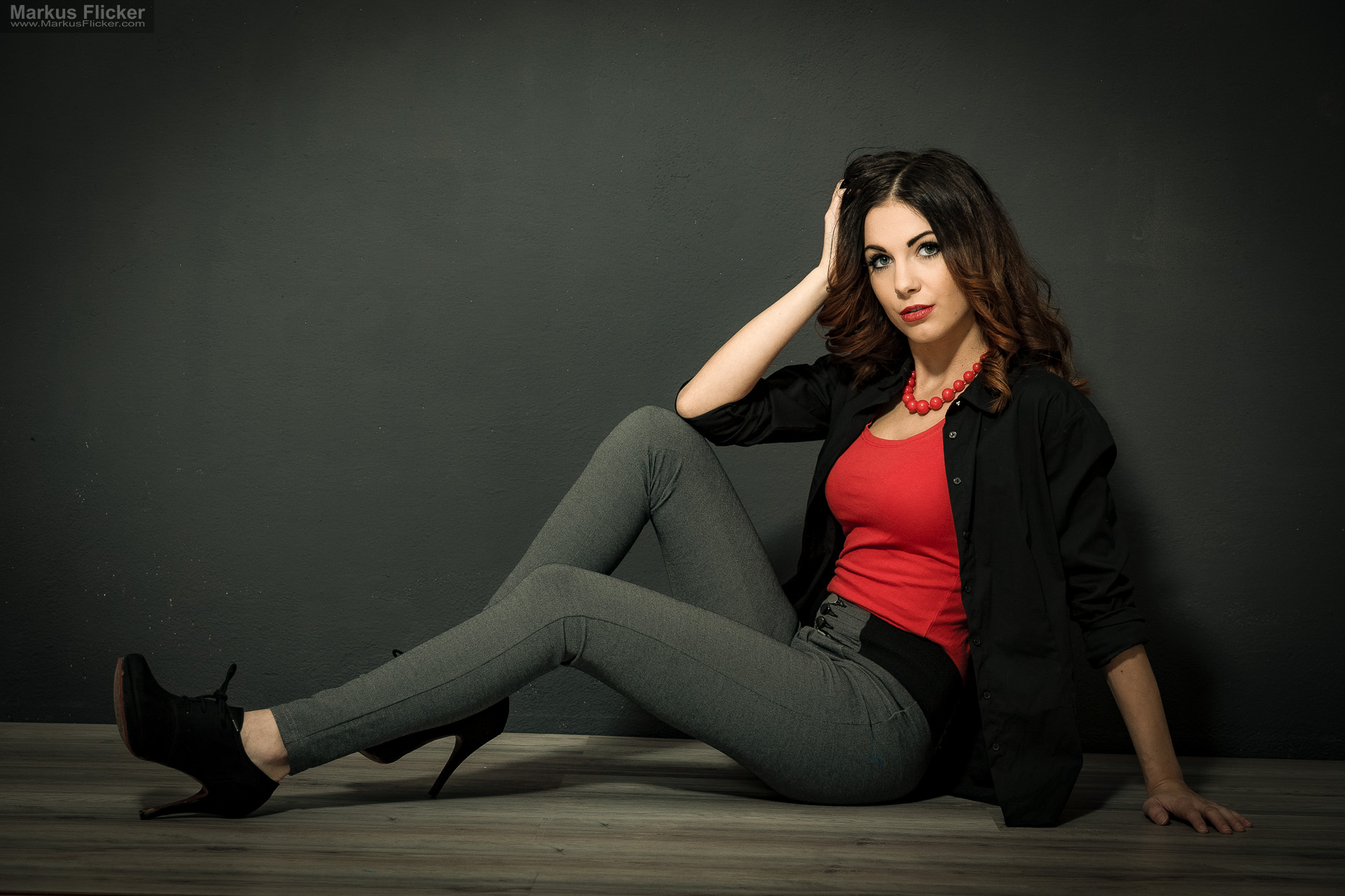 Fashion Portrait Fotografie im Studio – kreatives Model Posing mit rotem Outfit vor dunklem Hintergrund Fashion Portrait Fotografie im Studio – kreatives Model Posing mit rotem Outfit vor dunklem Hintergrund