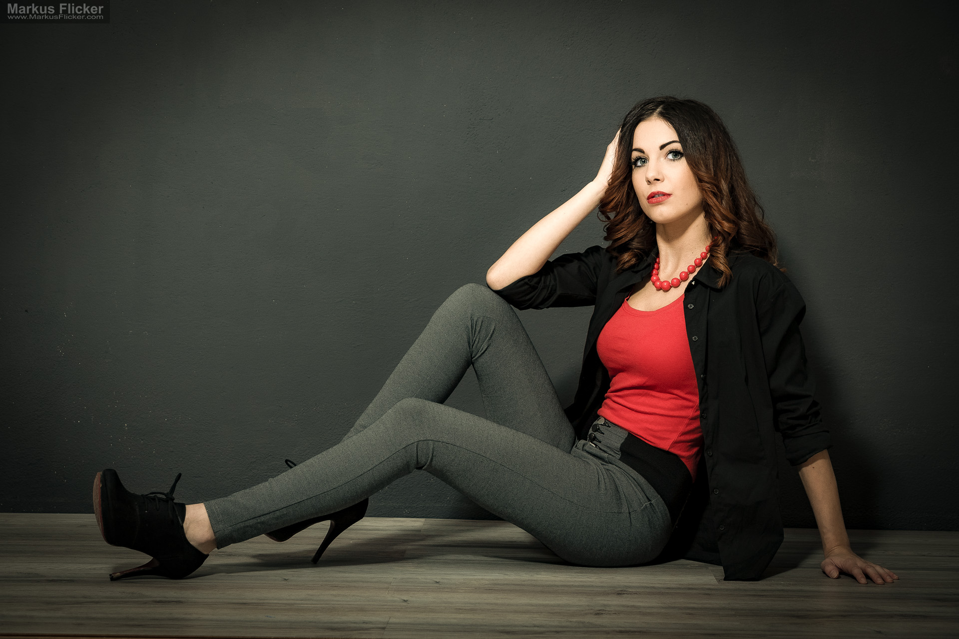 Fashion Portrait Fotografie im Studio – kreatives Model Posing mit rotem Outfit vor dunklem Hintergrund Fashion Portrait Fotografie im Studio – kreatives Model Posing mit rotem Outfit vor dunklem Hintergrund