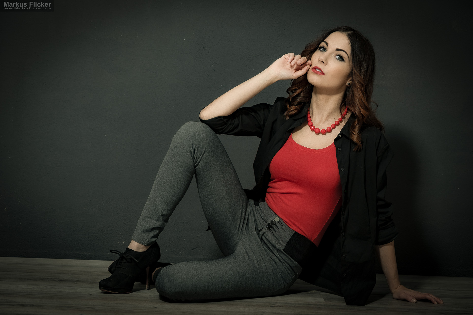 Fashion Portrait Fotografie im Studio – kreatives Model Posing mit rotem Outfit vor dunklem Hintergrund Fashion Portrait Fotografie im Studio – kreatives Model Posing mit rotem Outfit vor dunklem Hintergrund