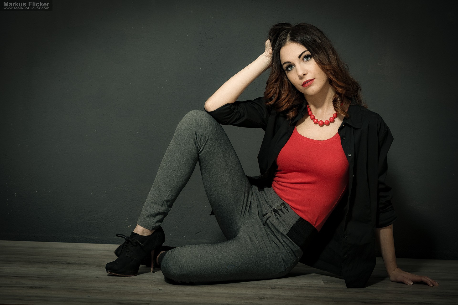 Fashion Portrait Fotografie im Studio – kreatives Model Posing mit rotem Outfit vor dunklem Hintergrund Fashion Portrait Fotografie im Studio – kreatives Model Posing mit rotem Outfit vor dunklem Hintergrund