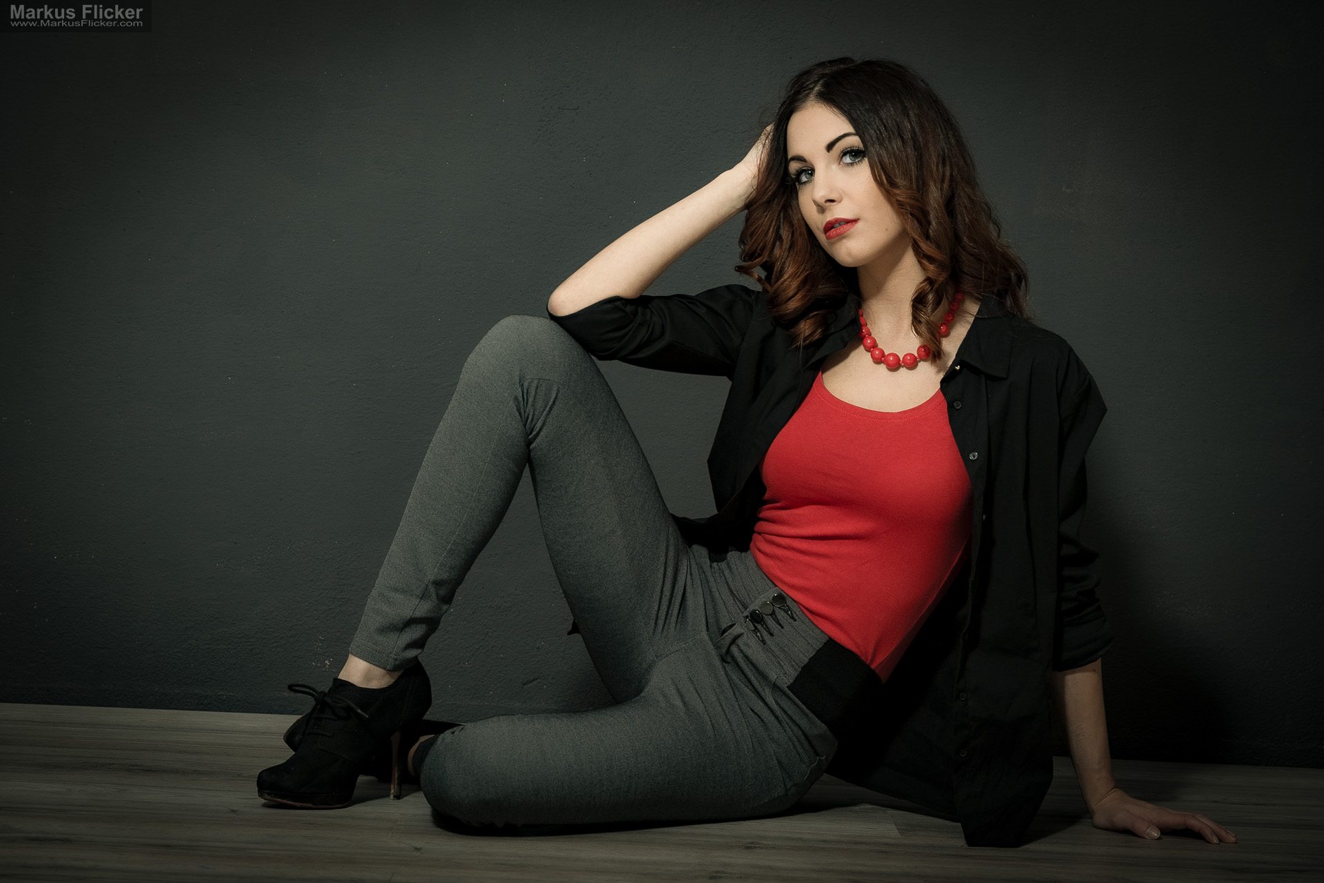 Fashion Portrait Fotografie im Studio – kreatives Model Posing mit rotem Outfit vor dunklem Hintergrund Fashion Portrait Fotografie im Studio – kreatives Model Posing mit rotem Outfit vor dunklem Hintergrund