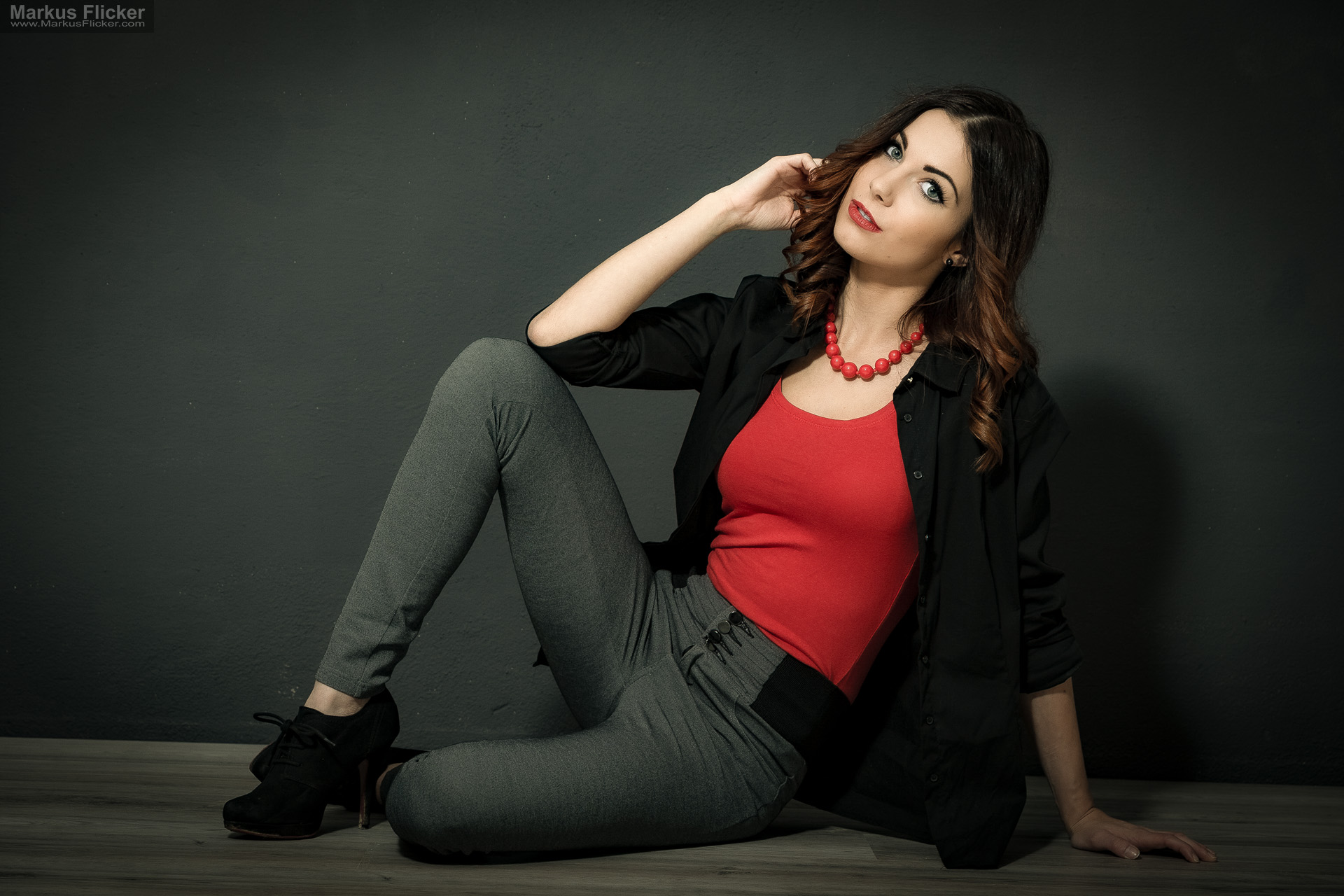 Fashion Portrait Fotografie im Studio – kreatives Model Posing mit rotem Outfit vor dunklem Hintergrund Fashion Portrait Fotografie im Studio – kreatives Model Posing mit rotem Outfit vor dunklem Hintergrund