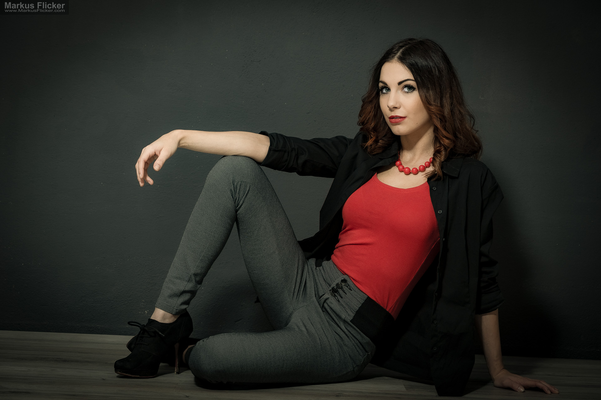 Fashion Portrait Fotografie im Studio – kreatives Model Posing mit rotem Outfit vor dunklem Hintergrund Du betrachtest gerade Fashion Portrait Fotografie im Studio – kreatives Model Posing mit rotem Outfit vor dunklem Hintergrund