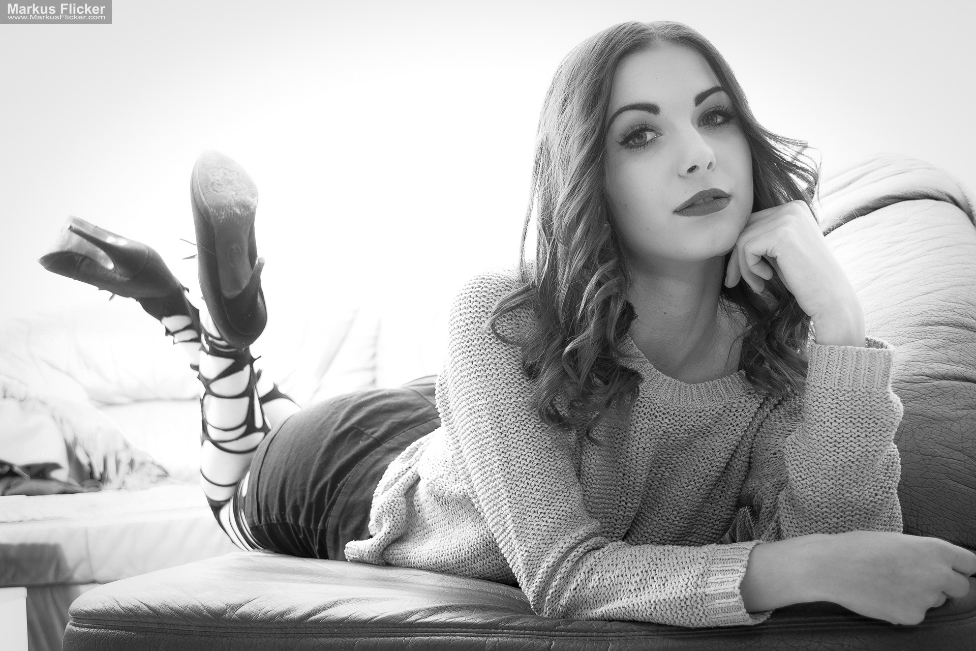 Schwarz-Weiß Homeshooting auf der Couch: Model Posing, Bewegung und natürliches Licht für ausdrucksstarke Portraits
