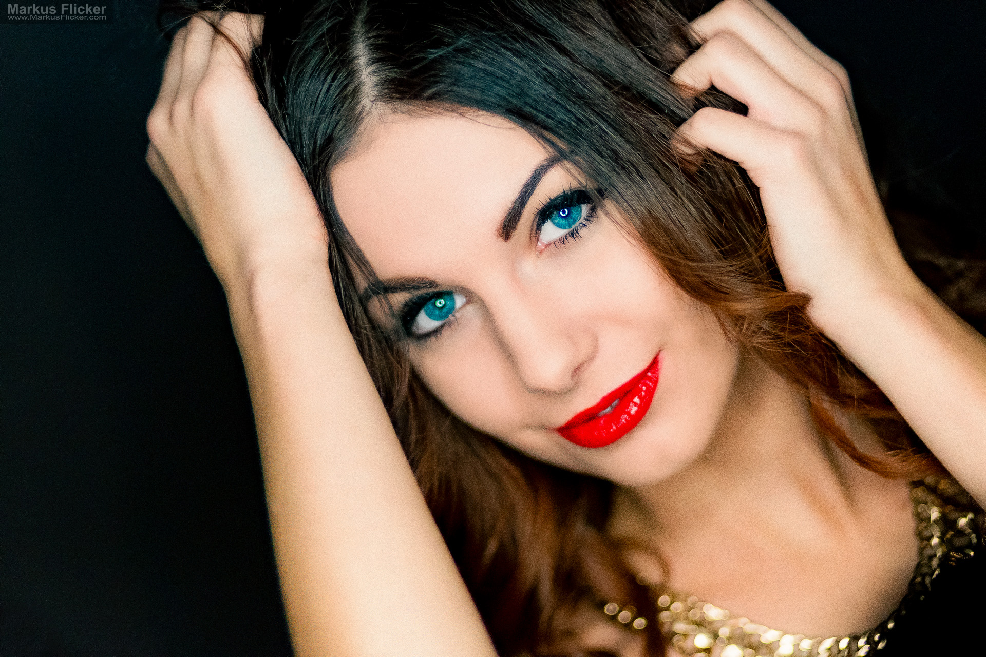 Du betrachtest gerade Beauty Portrait Shooting mit roten Lippen – Glamourfotografie mit Gold, Make-up und ausdrucksstarkem Posing