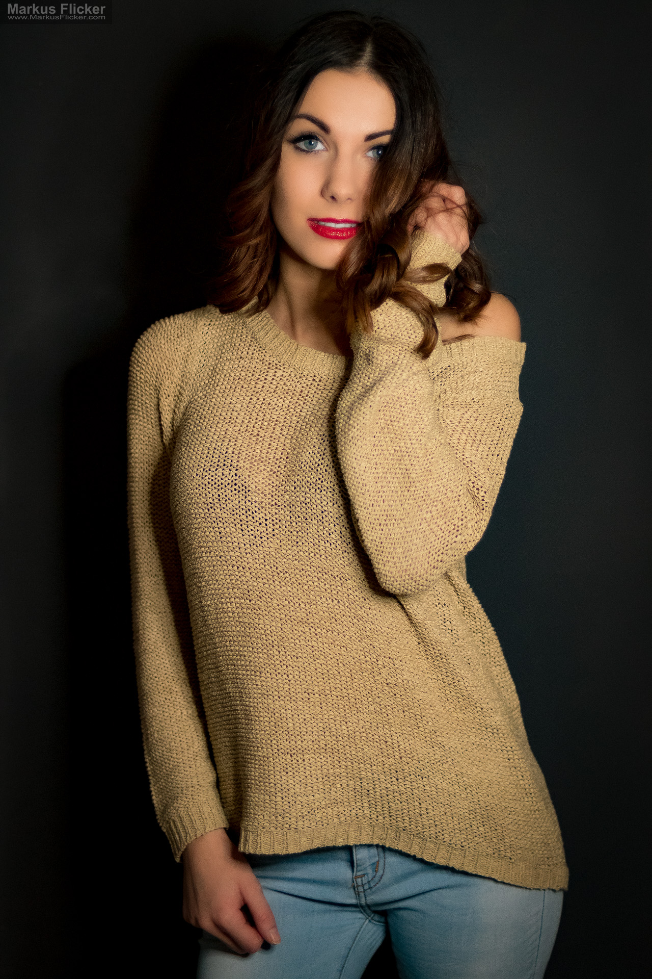 Beauty Portraitfotografie im Studio mit einfachem Licht-Setup – Ausdrucksstarke Fotos mit Nikon bei Blende 1.8 Beauty Portraitfotografie im Studio mit einfachem Licht-Setup – Ausdrucksstarke Fotos mit Nikon bei Blende 1.8