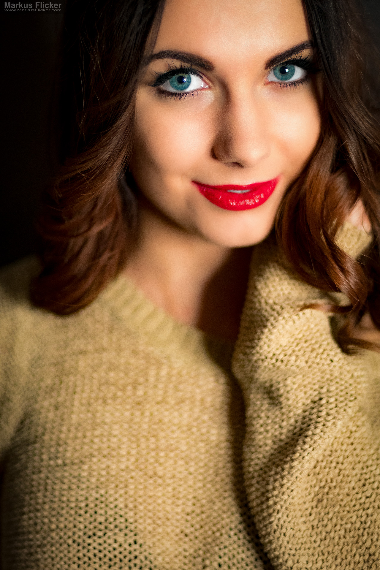 Beauty Portraitfotografie im Studio mit einfachem Licht-Setup – Ausdrucksstarke Fotos mit Nikon bei Blende 1.8 Beauty Portraitfotografie im Studio mit einfachem Licht-Setup – Ausdrucksstarke Fotos mit Nikon bei Blende 1.8