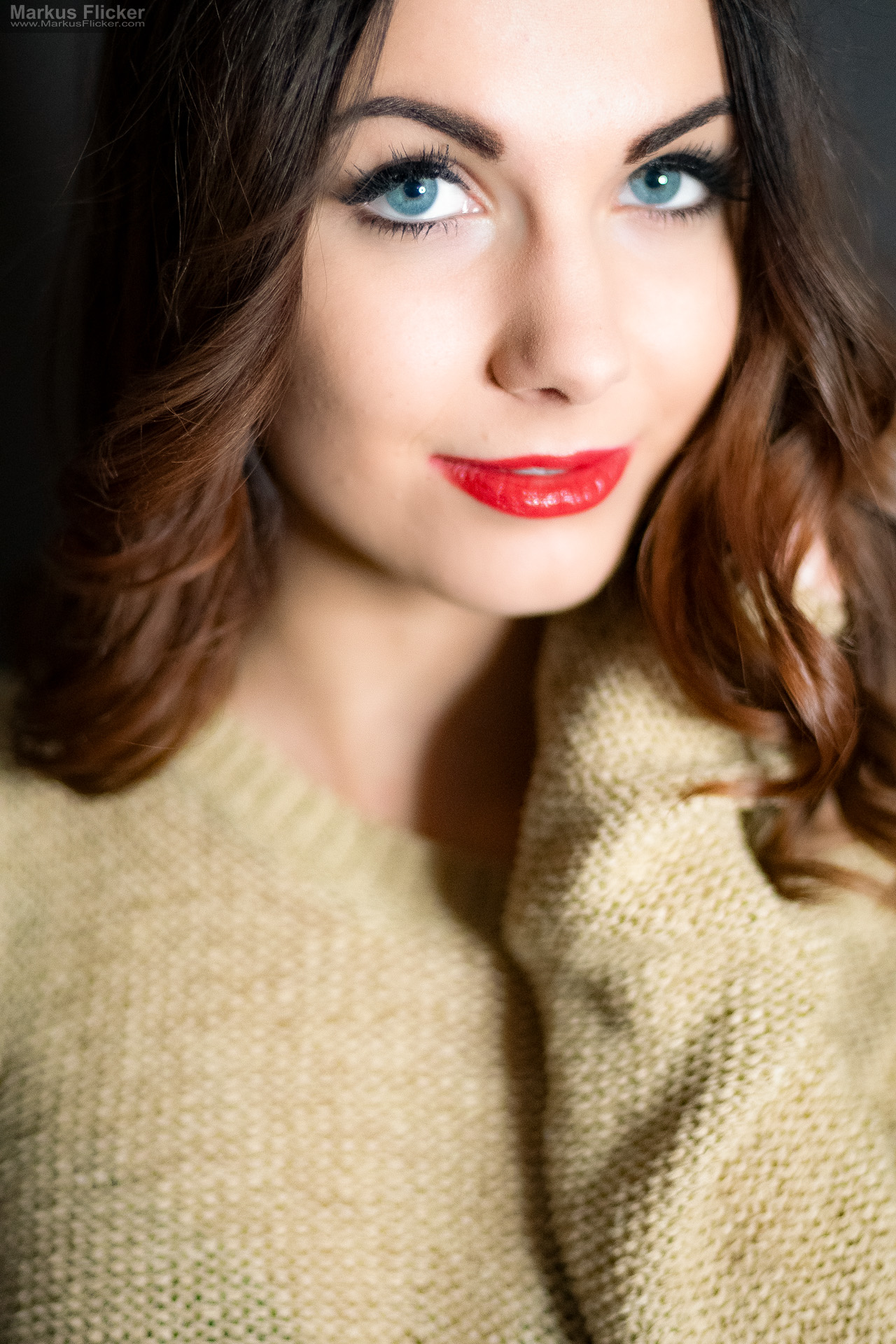 Beauty Portraitfotografie im Studio mit einfachem Licht-Setup – Ausdrucksstarke Fotos mit Nikon bei Blende 1.8 Du betrachtest gerade Beauty Portraitfotografie im Studio mit einfachem Licht-Setup – Ausdrucksstarke Fotos mit Nikon bei Blende 1.8