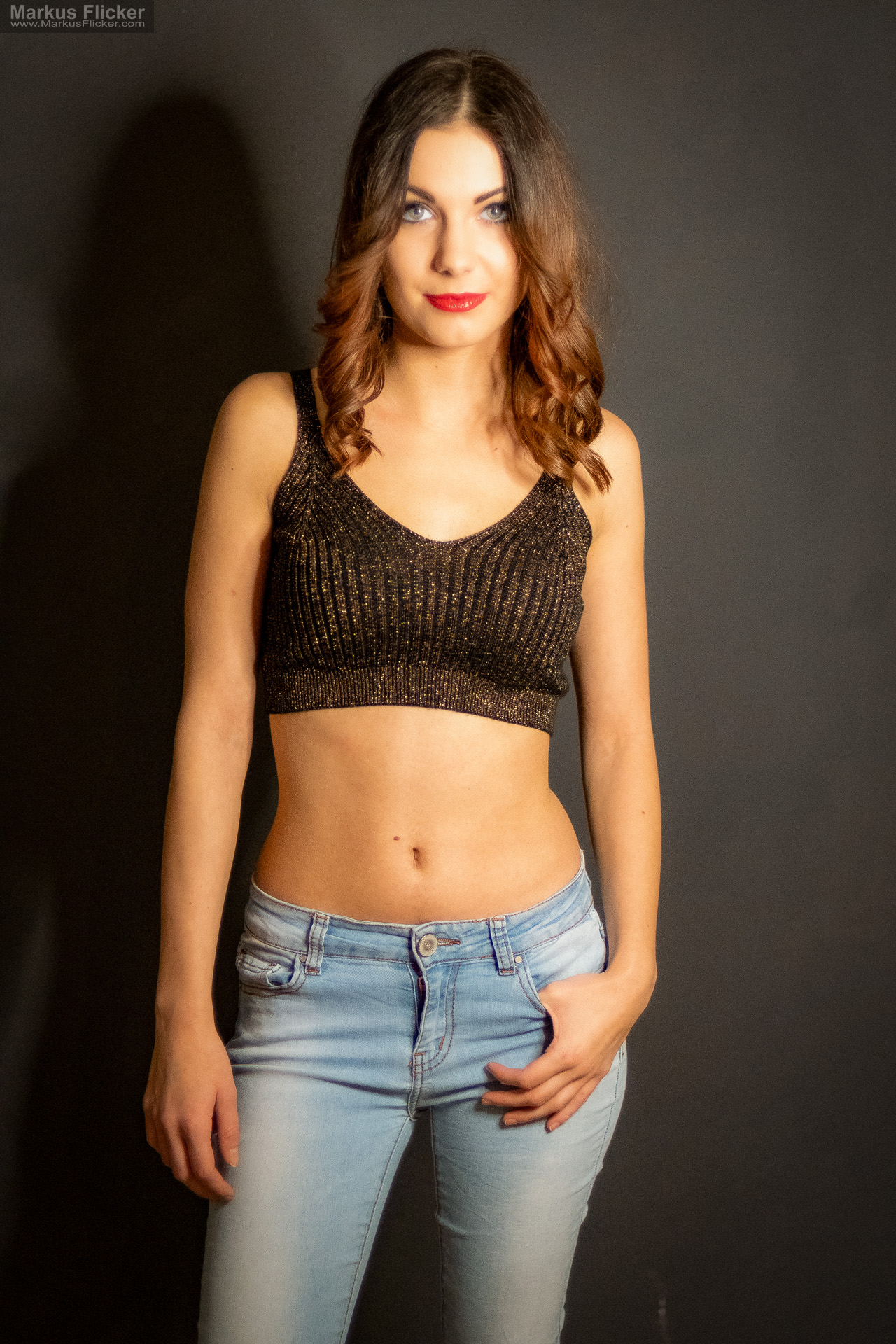 Glamour Portrait Fotoshooting im Studio: Einfaches Licht, starkes Make-up und freie Bewegung Glamour Portrait Fotoshooting im Studio: Einfaches Licht, starkes Make-up und freie Bewegung