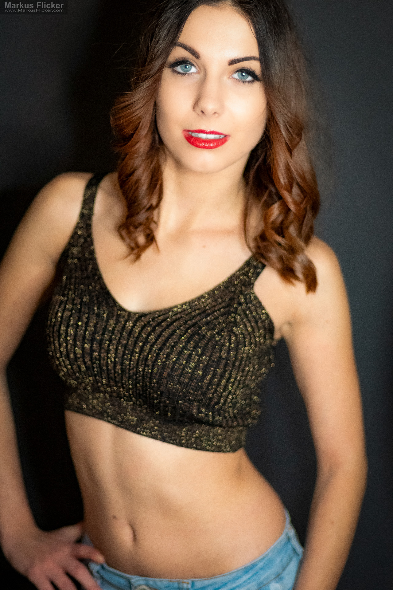 Glamour Portrait Fotoshooting im Studio: Einfaches Licht, starkes Make-up und freie Bewegung Glamour Portrait Fotoshooting im Studio: Einfaches Licht, starkes Make-up und freie Bewegung