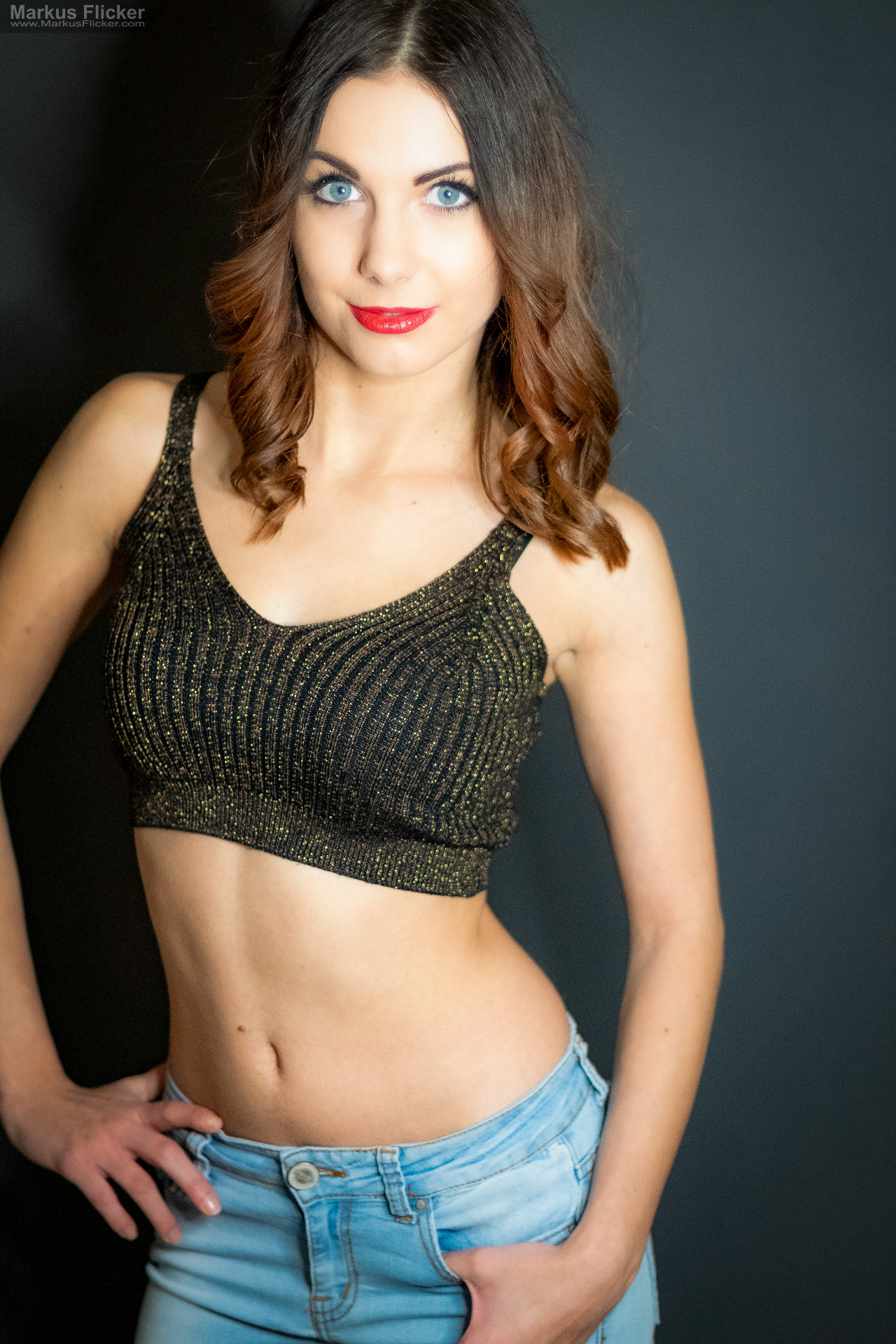 Glamour Portrait Fotoshooting im Studio: Einfaches Licht, starkes Make-up und freie Bewegung Glamour Portrait Fotoshooting im Studio: Einfaches Licht, starkes Make-up und freie Bewegung