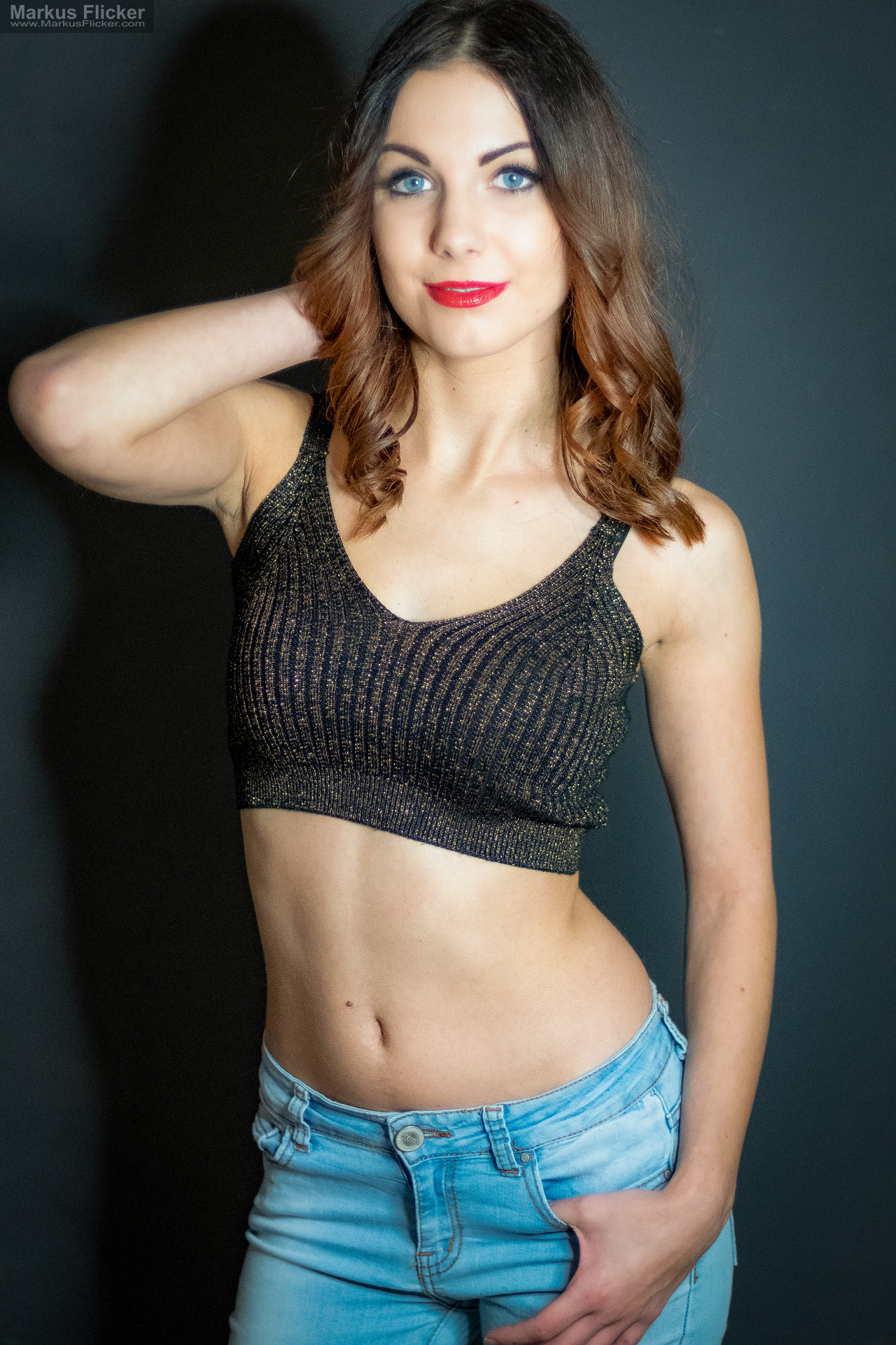 Glamour Portrait Fotoshooting im Studio: Einfaches Licht, starkes Make-up und freie Bewegung Glamour Portrait Fotoshooting im Studio: Einfaches Licht, starkes Make-up und freie Bewegung