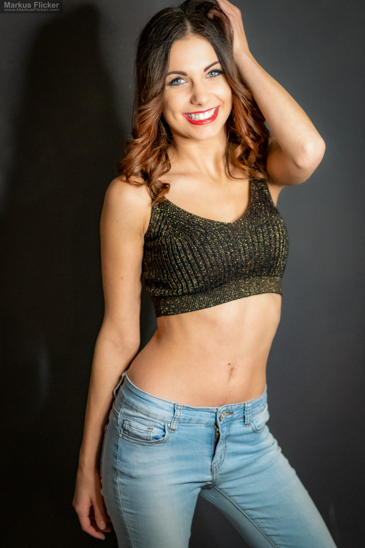 Glamour Portrait Fotoshooting im Studio: Einfaches Licht, starkes Make-up und freie Bewegung Glamour Portrait Fotoshooting im Studio: Einfaches Licht, starkes Make-up und freie Bewegung