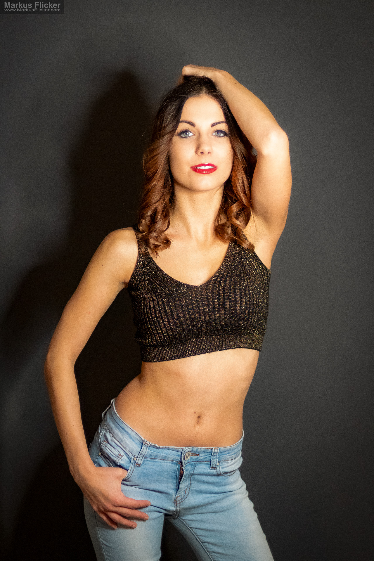 Glamour Portrait Fotoshooting im Studio: Einfaches Licht, starkes Make-up und freie Bewegung Glamour Portrait Fotoshooting im Studio: Einfaches Licht, starkes Make-up und freie Bewegung