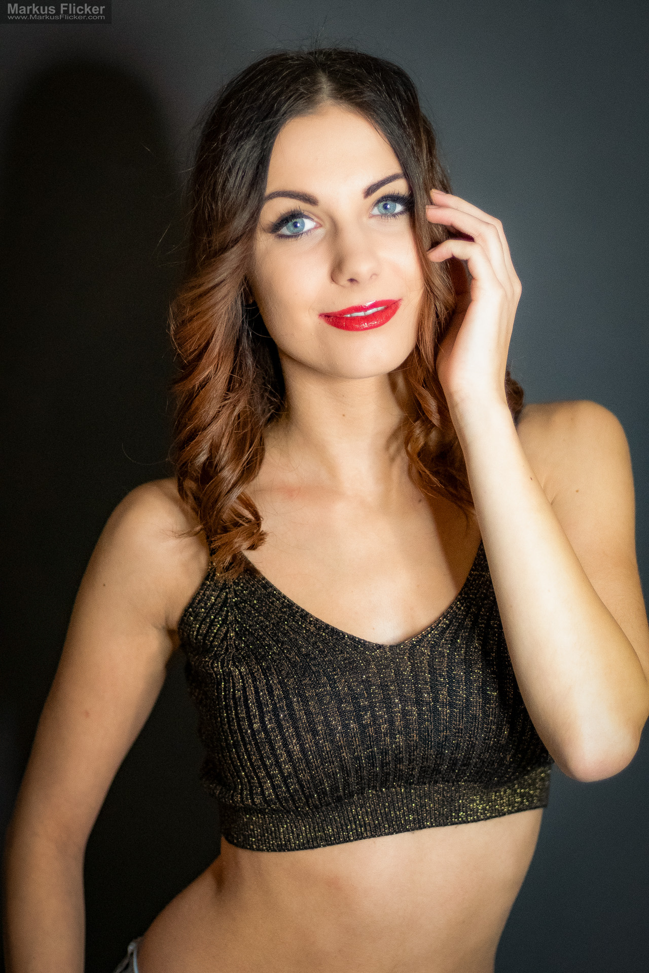 Glamour Portrait Fotoshooting im Studio: Einfaches Licht, starkes Make-up und freie Bewegung Glamour Portrait Fotoshooting im Studio: Einfaches Licht, starkes Make-up und freie Bewegung