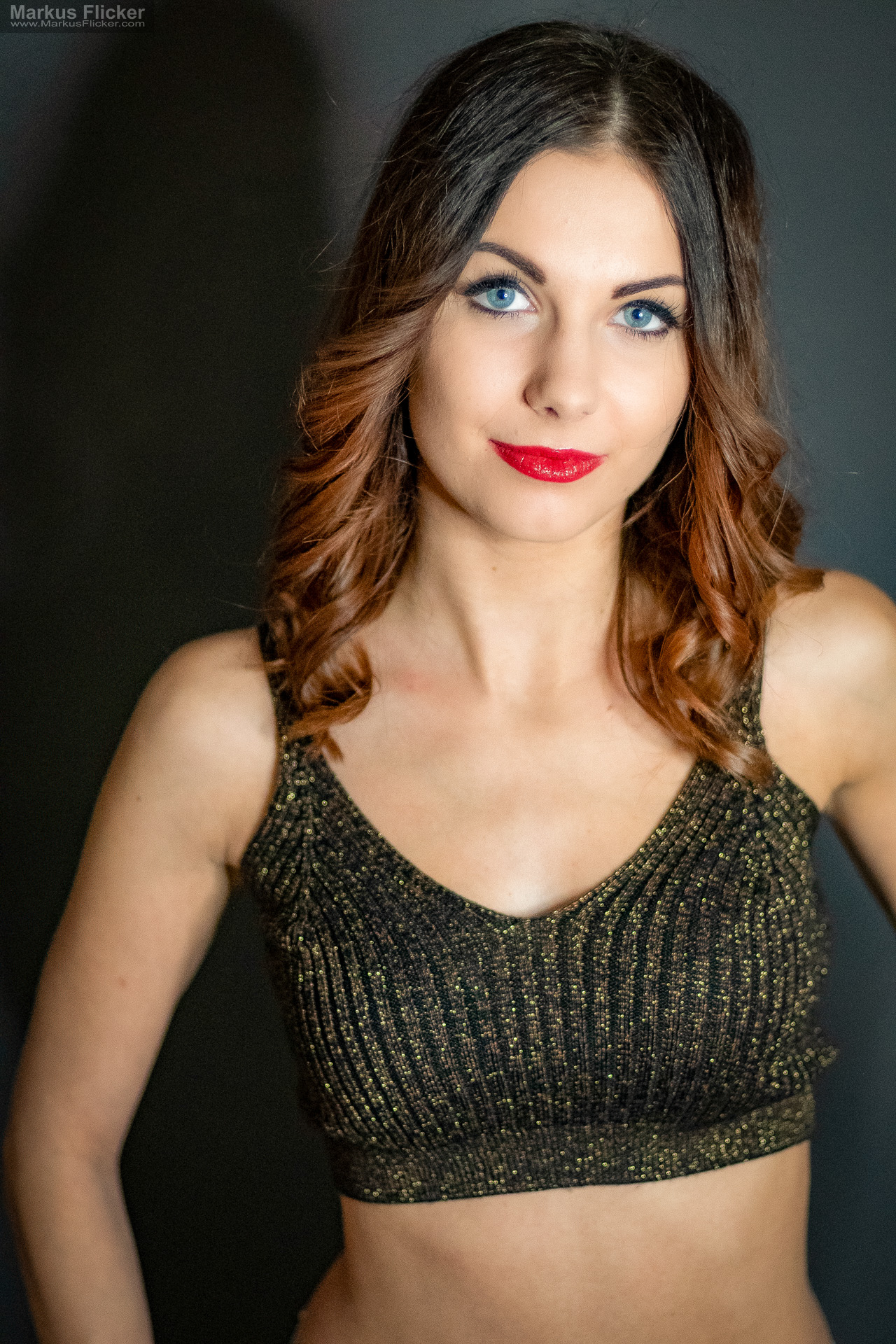 Glamour Portrait Fotoshooting im Studio: Einfaches Licht, starkes Make-up und freie Bewegung Glamour Portrait Fotoshooting im Studio: Einfaches Licht, starkes Make-up und freie Bewegung