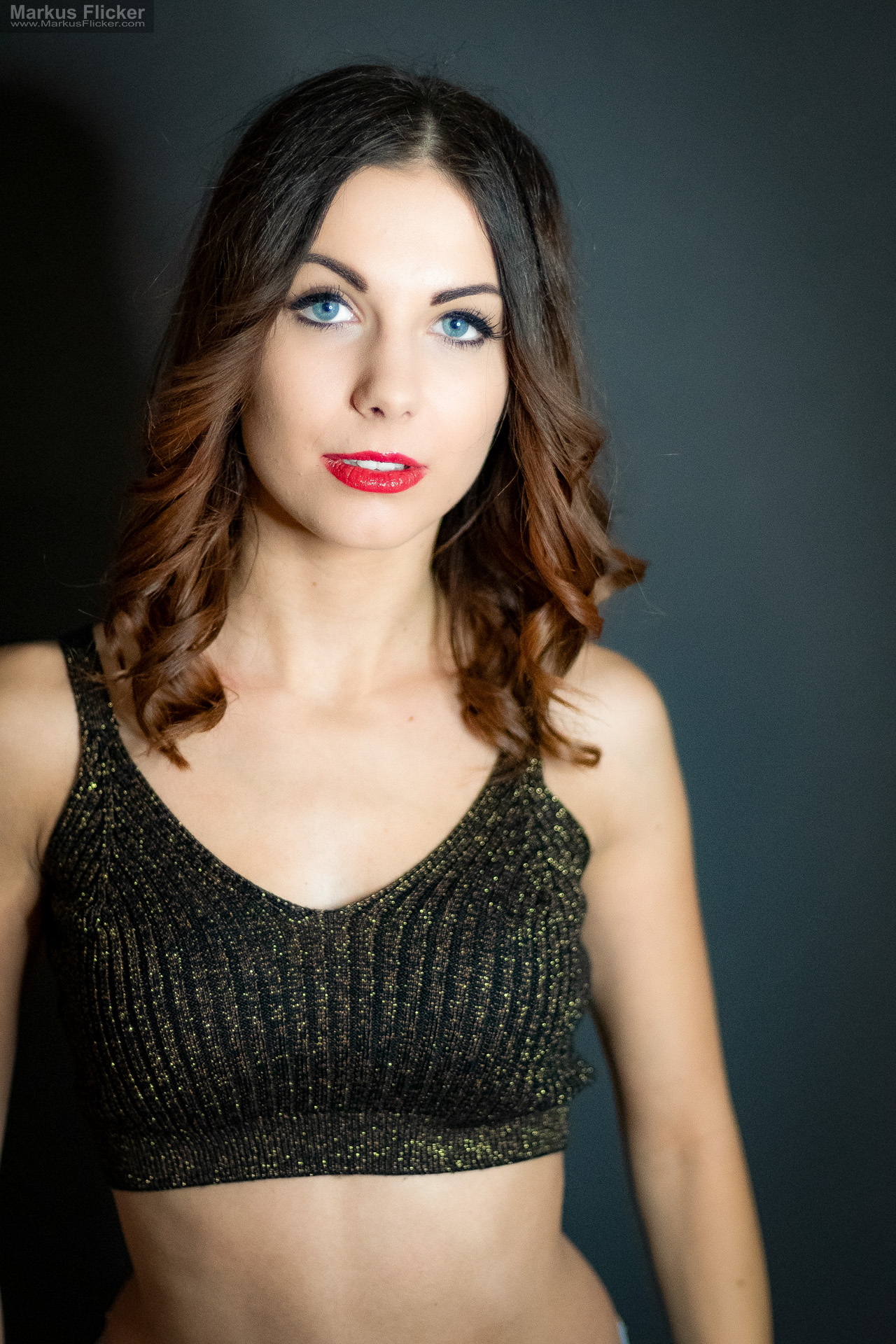 Glamour Portrait Fotoshooting im Studio: Einfaches Licht, starkes Make-up und freie Bewegung Glamour Portrait Fotoshooting im Studio: Einfaches Licht, starkes Make-up und freie Bewegung