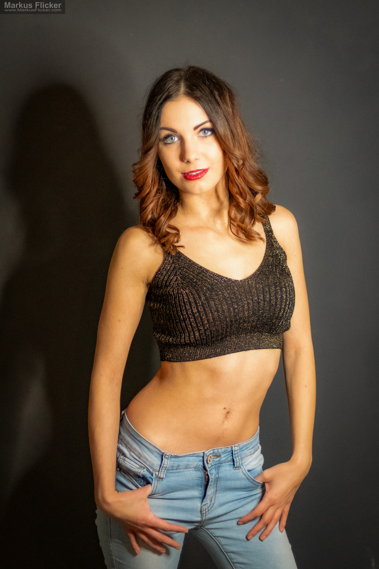 Glamour Portrait Fotoshooting im Studio: Einfaches Licht, starkes Make-up und freie Bewegung Glamour Portrait Fotoshooting im Studio: Einfaches Licht, starkes Make-up und freie Bewegung